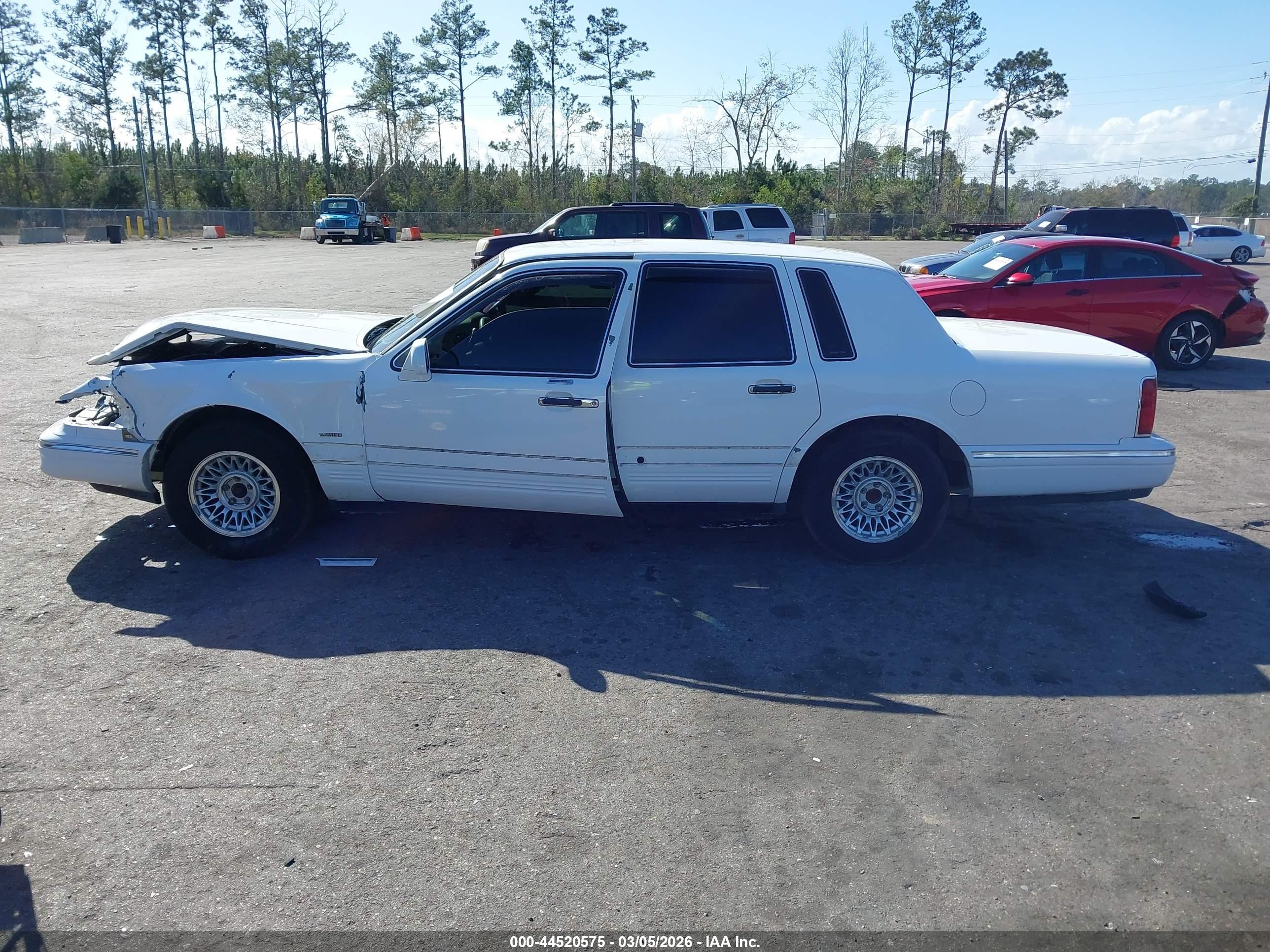 1996 Lincoln Town Car Executive White vin: 1LNLM81W7TY726393