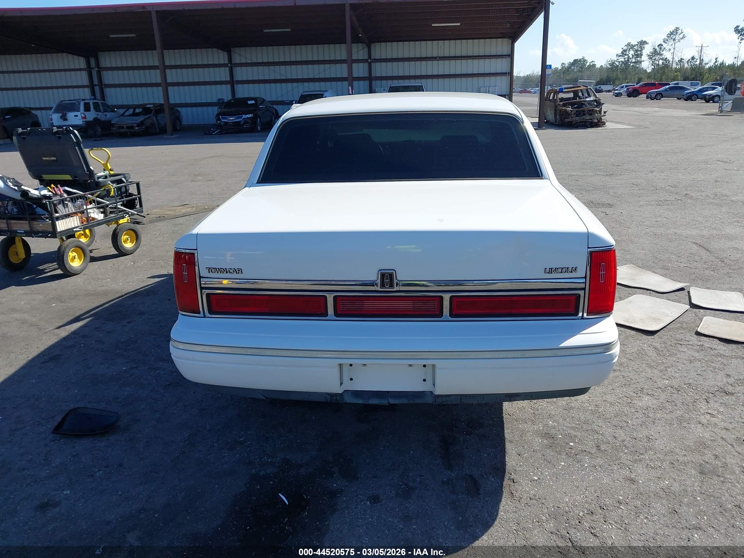 1996 Lincoln Town Car Executive White vin: 1LNLM81W7TY726393