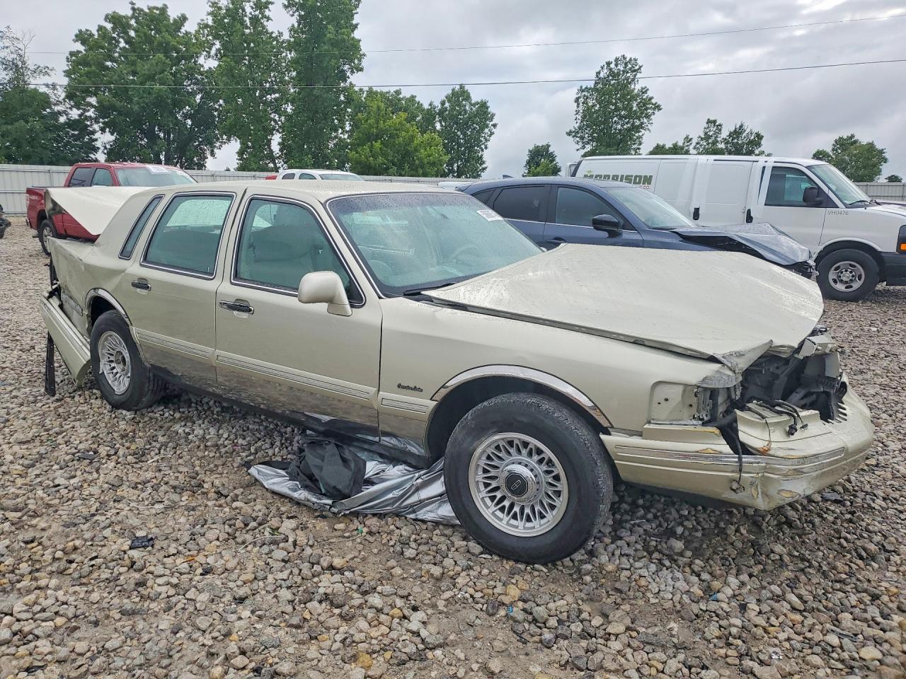1997 Lincoln Town Car Executive Бежевый vin: 1LNLM81W7VY726400