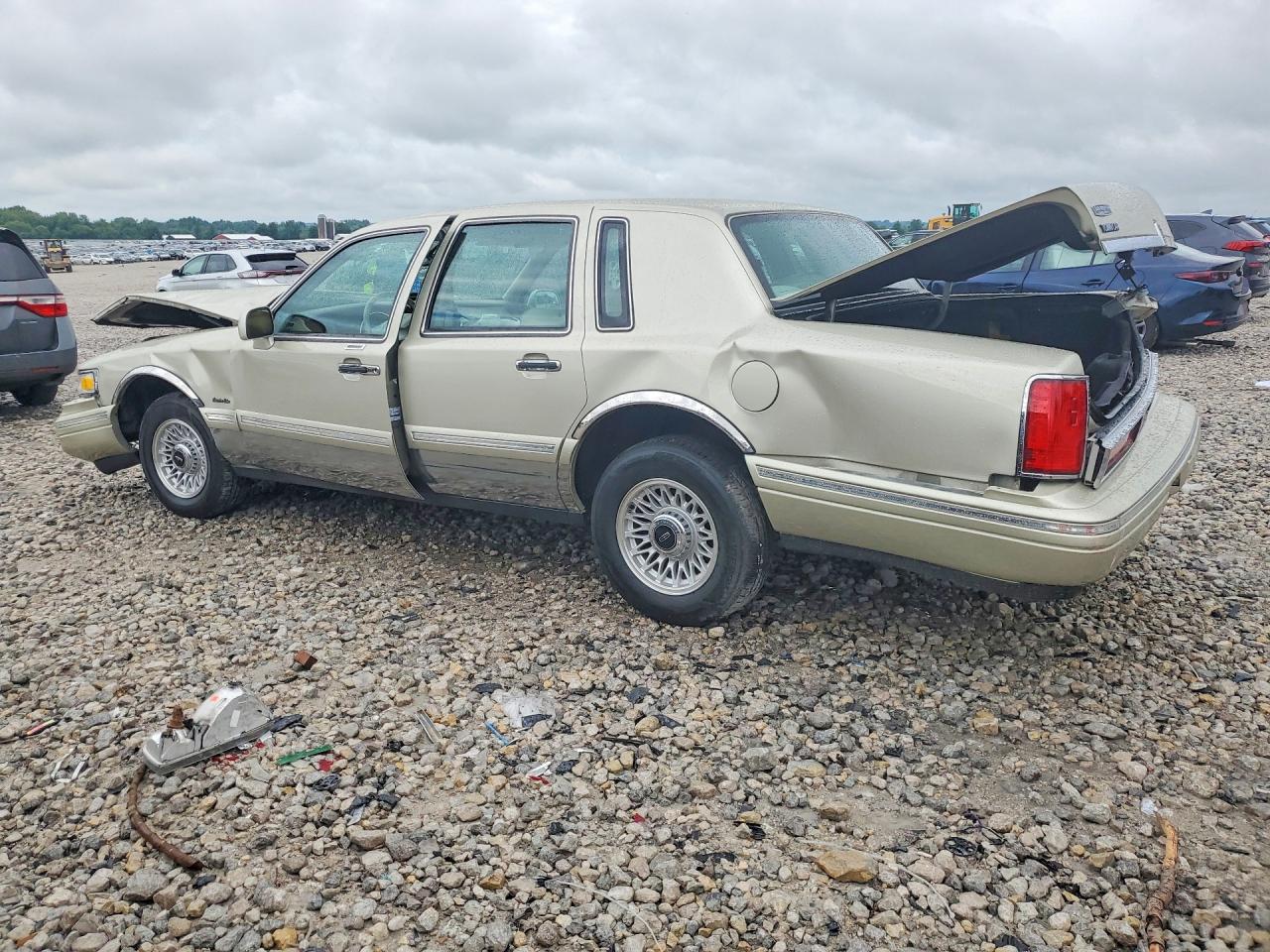 1997 Lincoln Town Car Executive Бежевый vin: 1LNLM81W7VY726400