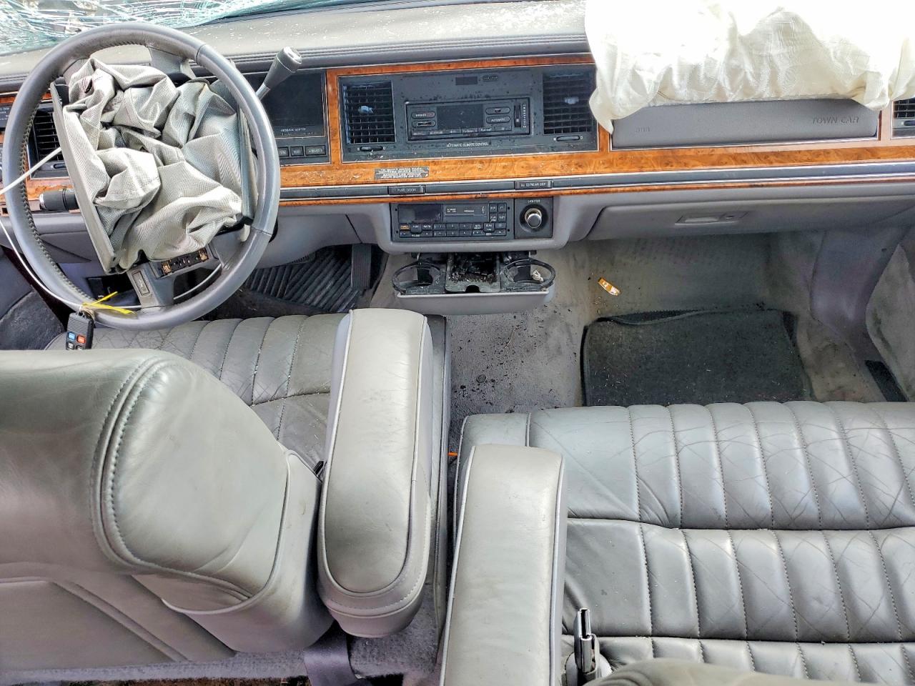 1993 Lincoln Town Car Executive Красный vin: 1LNLM81W8PY773258
