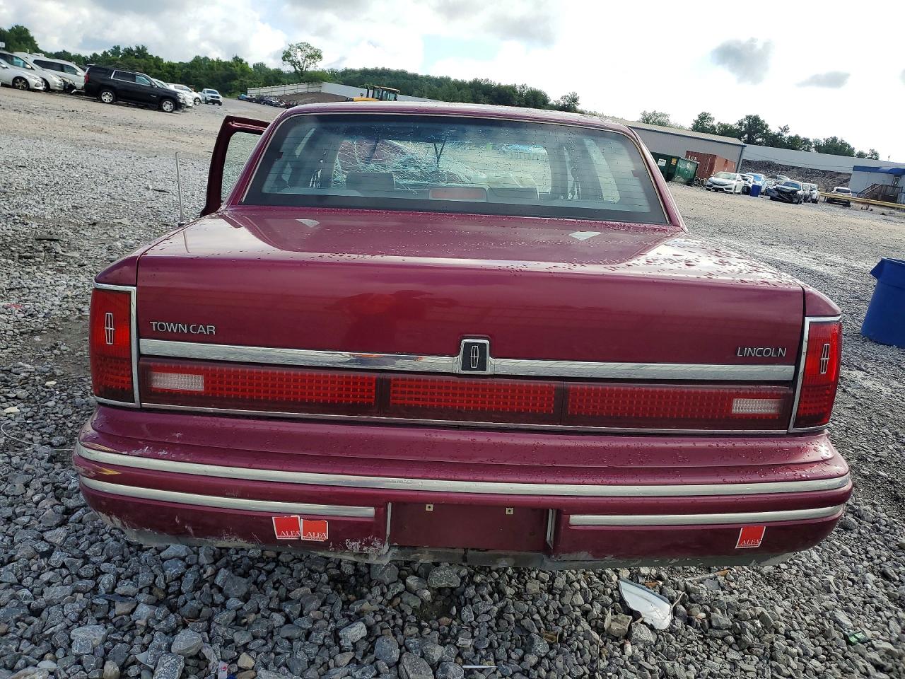 1993 Lincoln Town Car Executive Красный vin: 1LNLM81W8PY773258