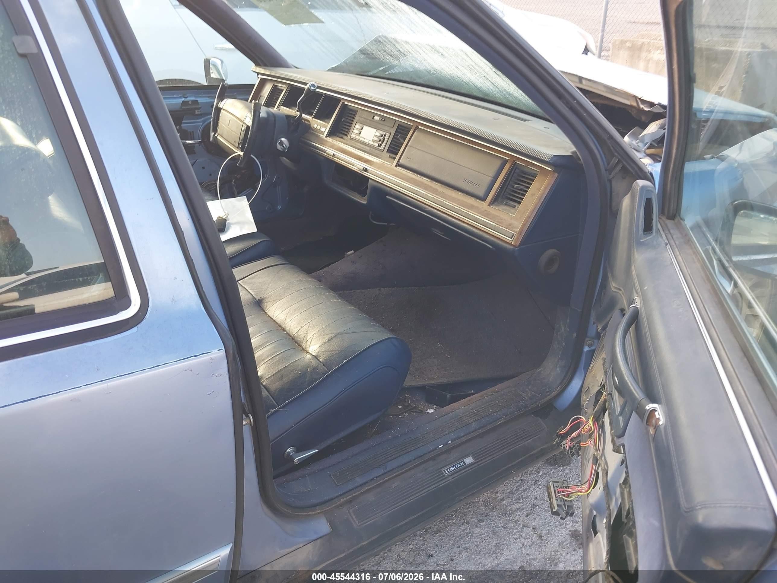 1994 Lincoln Town Car Executive Light Blue vin: 1LNLM81W8RY754521