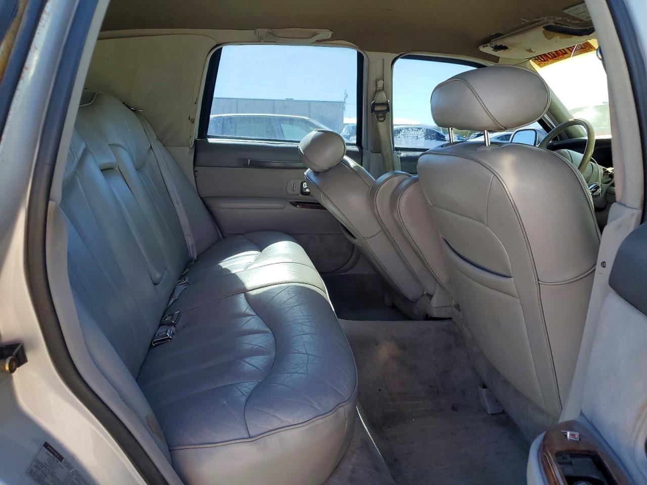 1995 Lincoln Town Car Executive Silver vin: 1LNLM81W8SY624387