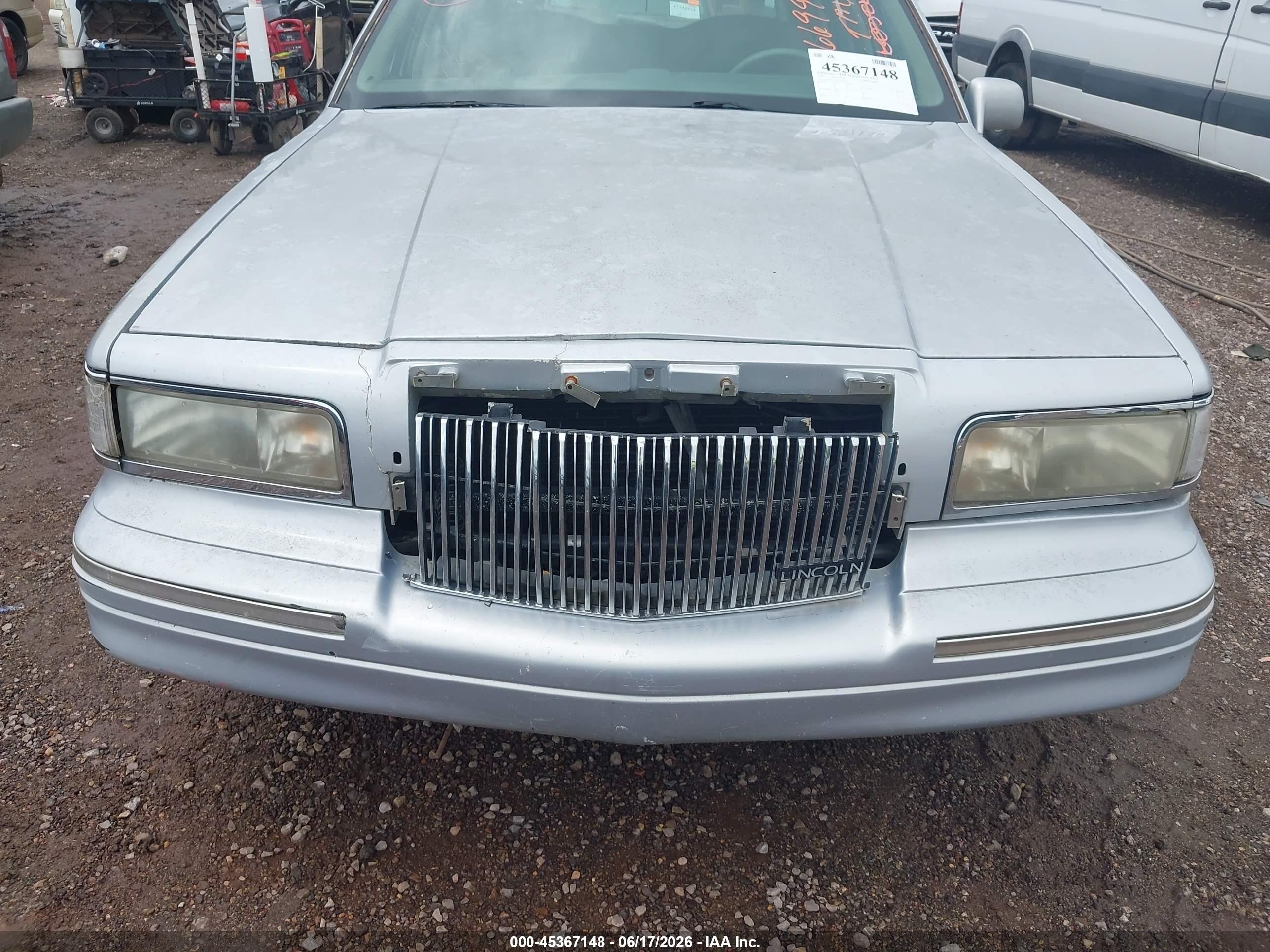 1997 Lincoln Town Car Executive Silver vin: 1LNLM81W8VY669978