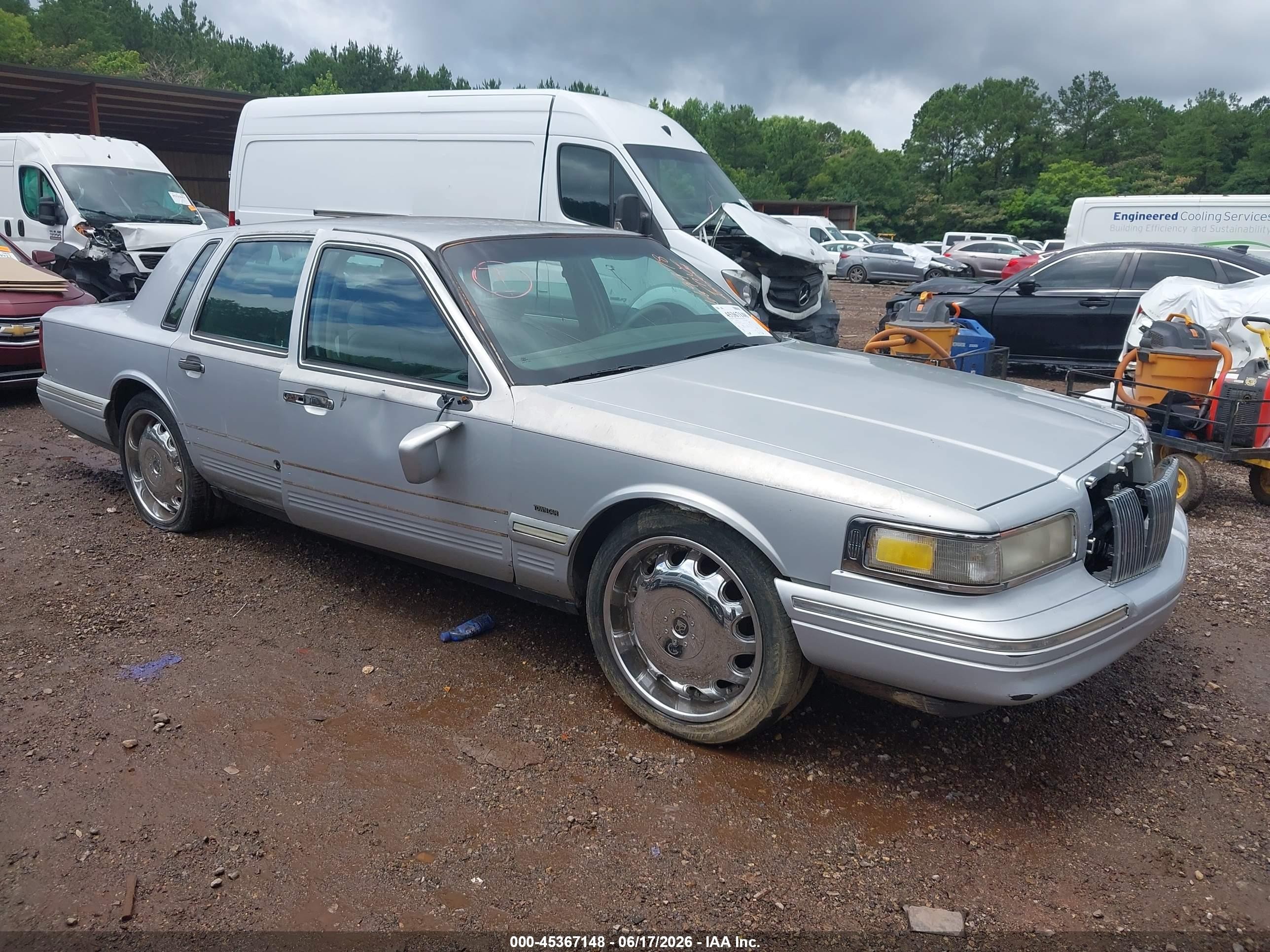 1997 Lincoln Town Car Executive Серебряный vin: 1LNLM81W8VY669978
