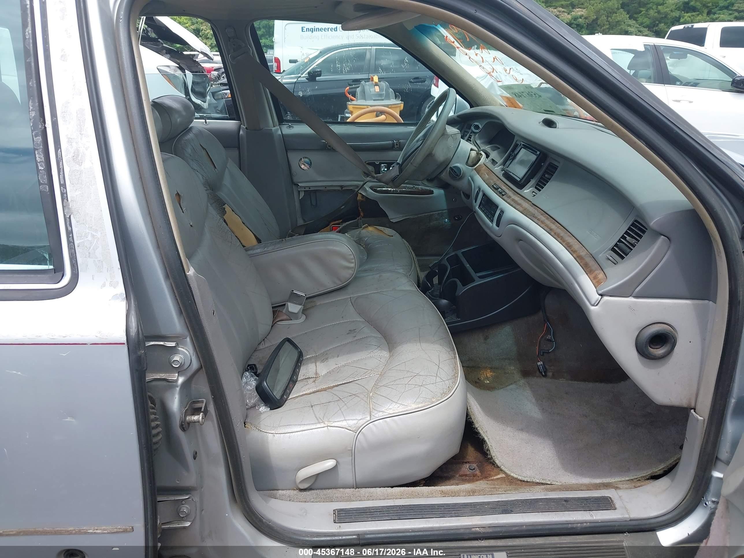1997 Lincoln Town Car Executive Silver vin: 1LNLM81W8VY669978