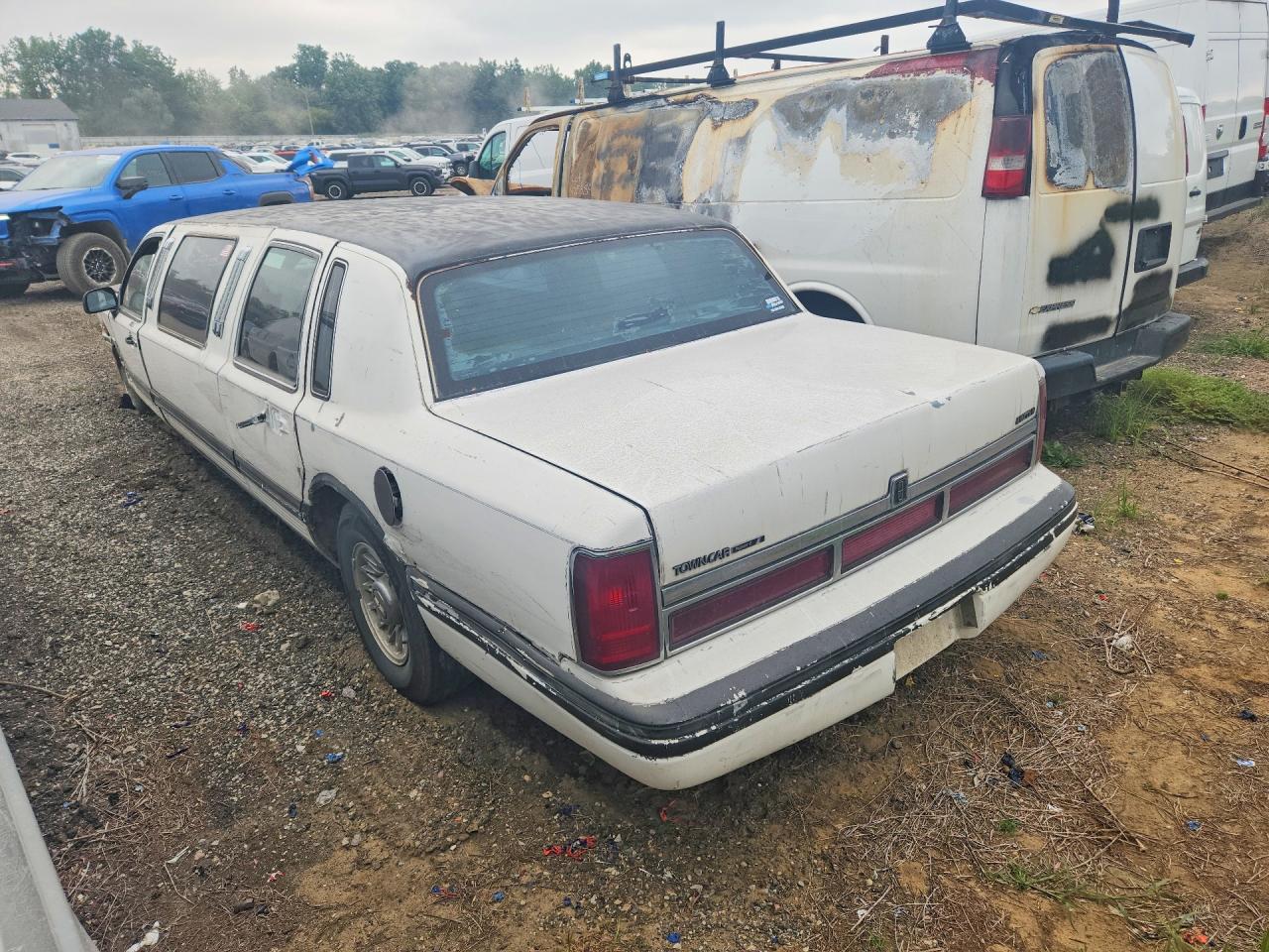 1995 Lincoln Town Car Executive White vin: 1LNLM81W9SY624754