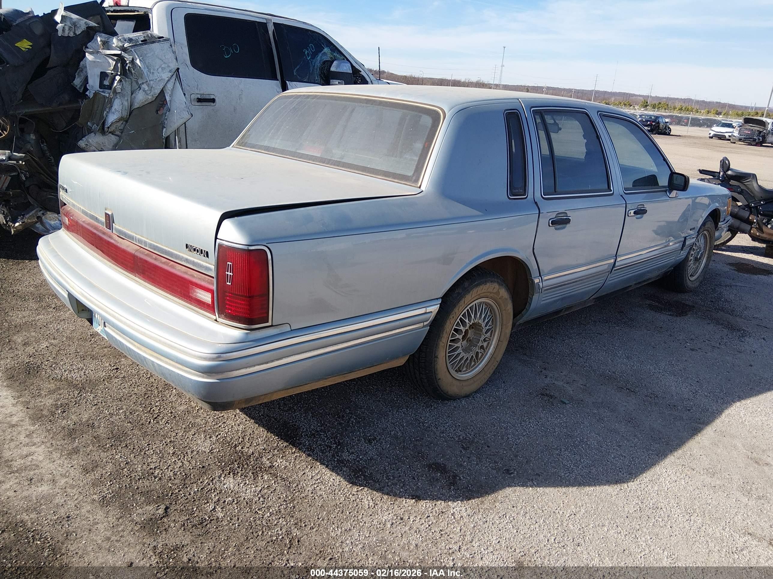 1992 Lincoln Town Car Executive Light Blue vin: 1LNLM81WXNY648307