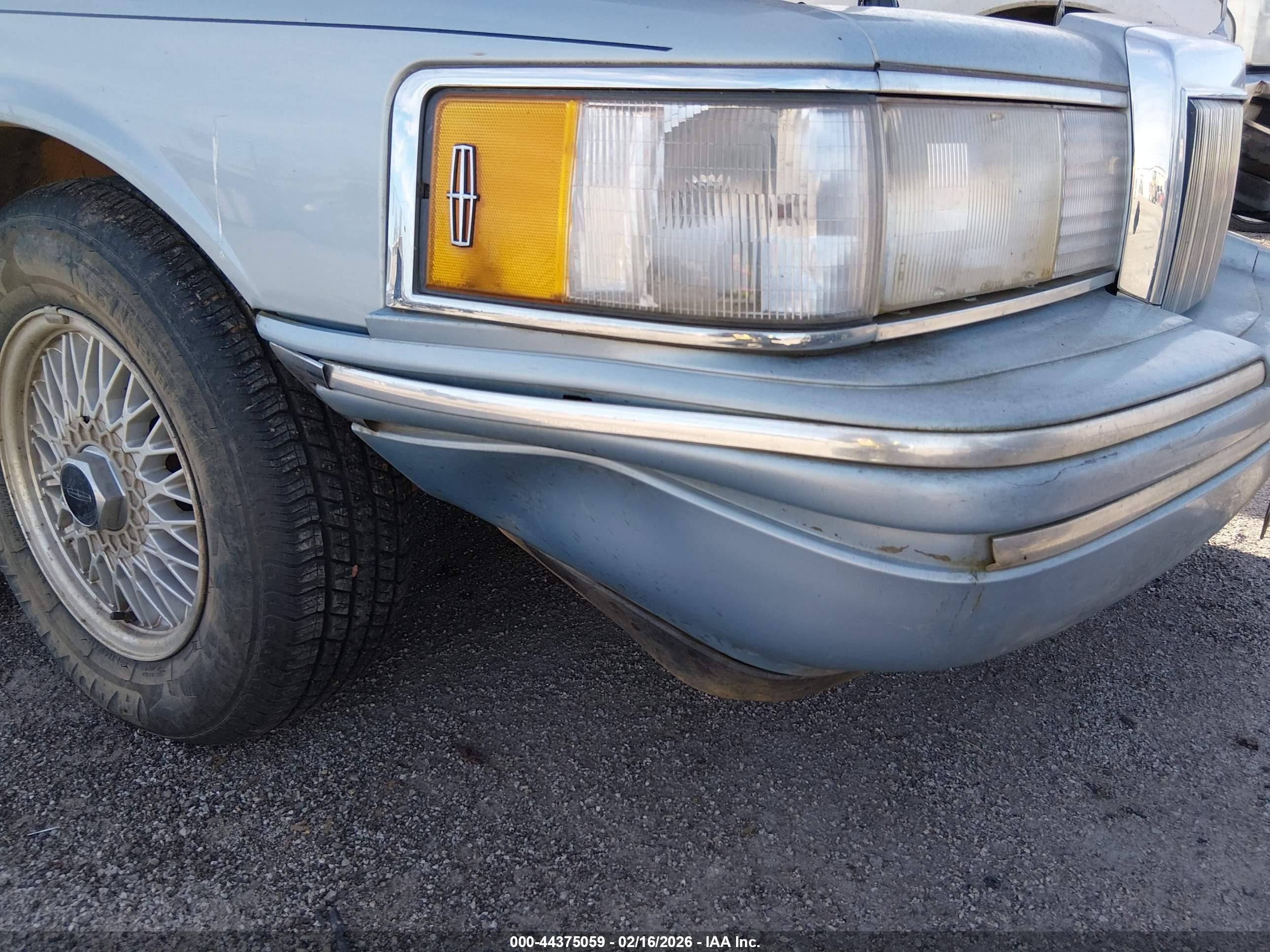 1992 Lincoln Town Car Executive Light Blue vin: 1LNLM81WXNY648307