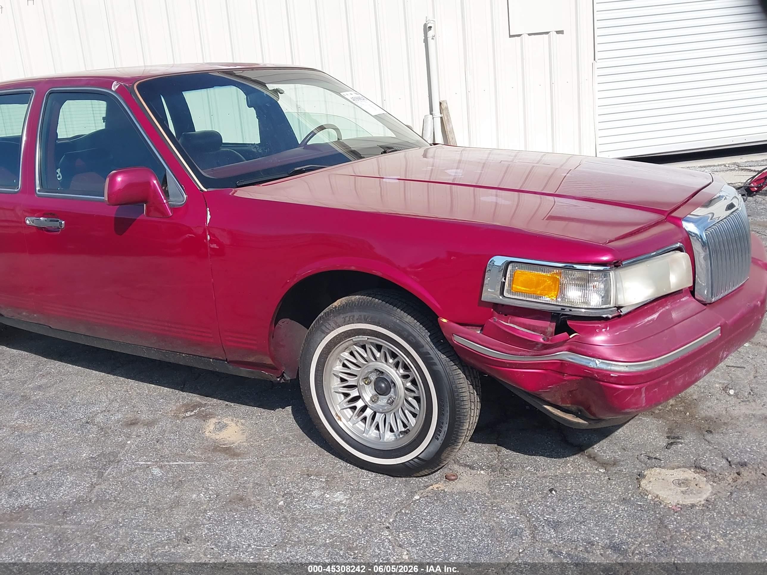 1995 Lincoln Town Car Executive Burgundy vin: 1LNLM81WXSY740402