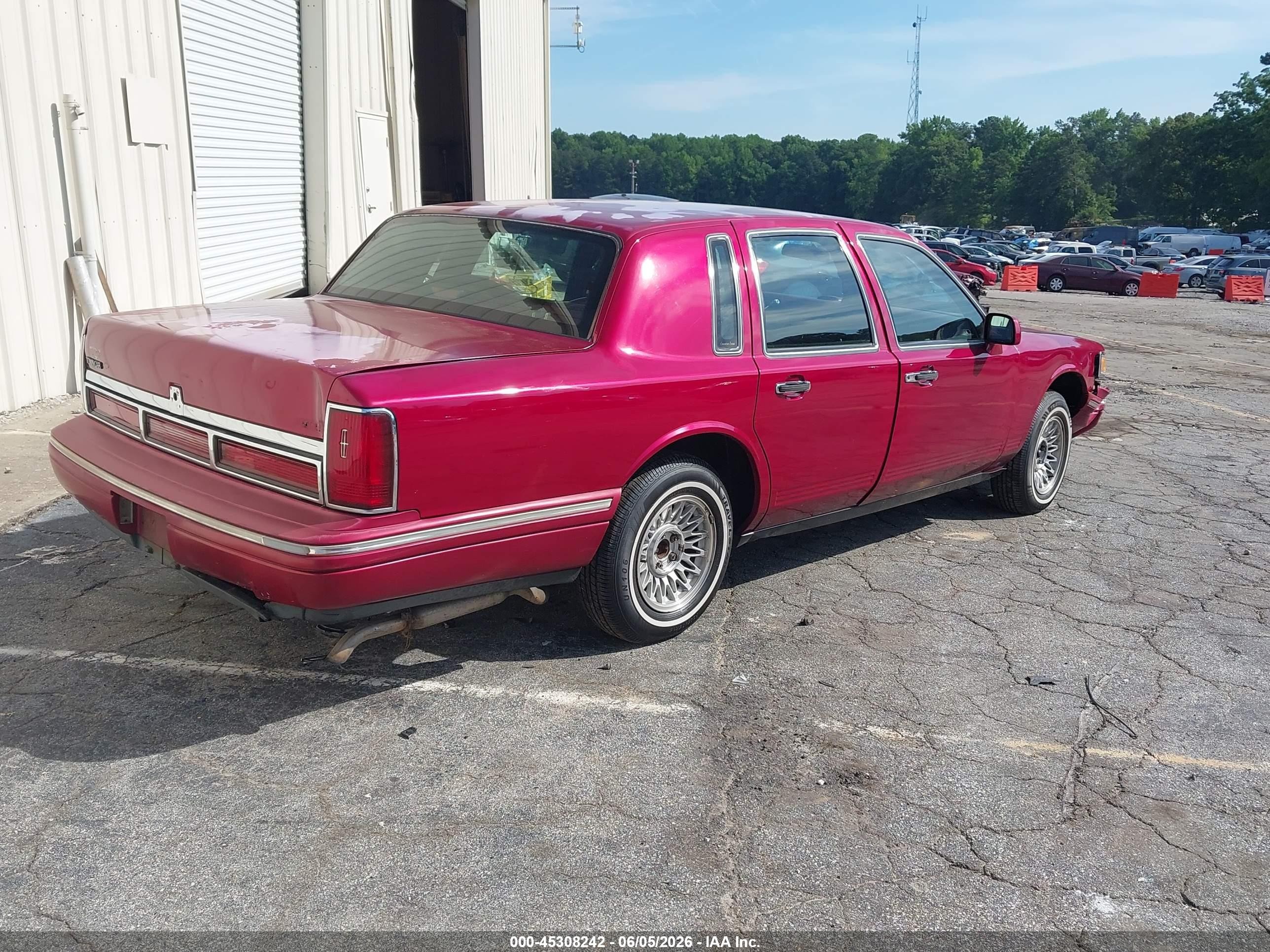 1995 Lincoln Town Car Executive Burgundy vin: 1LNLM81WXSY740402