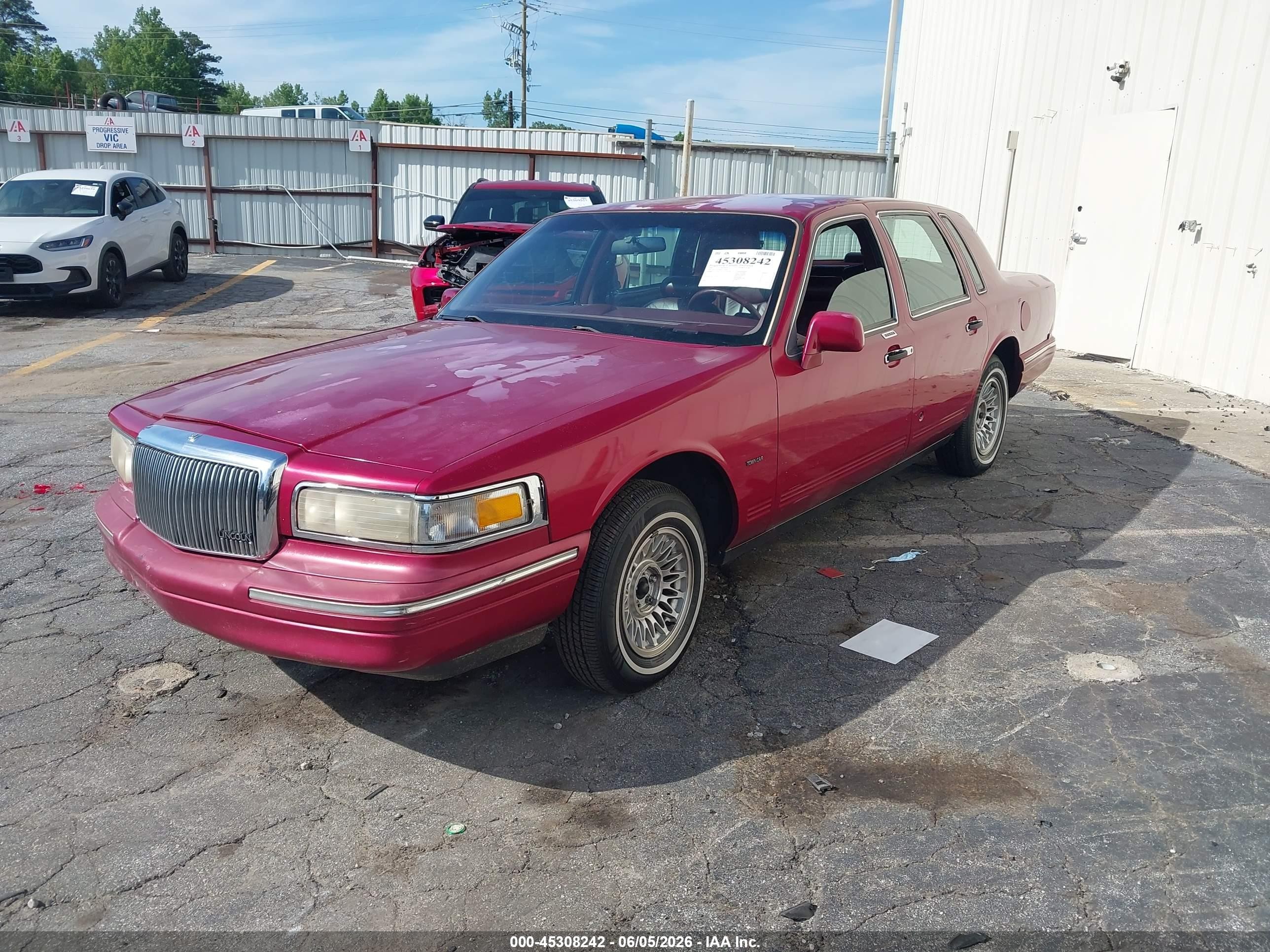 1995 Lincoln Town Car Executive Burgundy vin: 1LNLM81WXSY740402