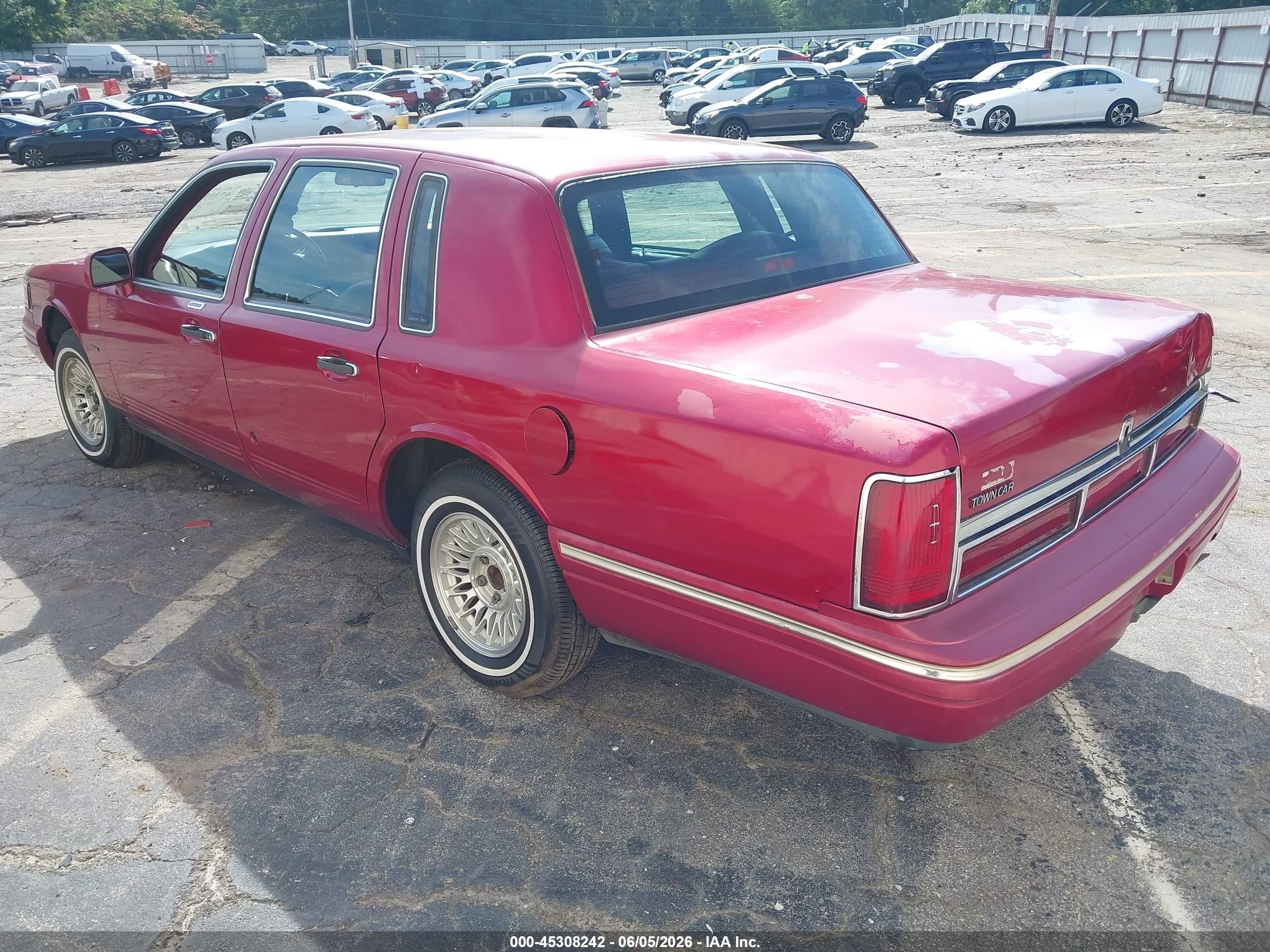 1995 Lincoln Town Car Executive Burgundy vin: 1LNLM81WXSY740402