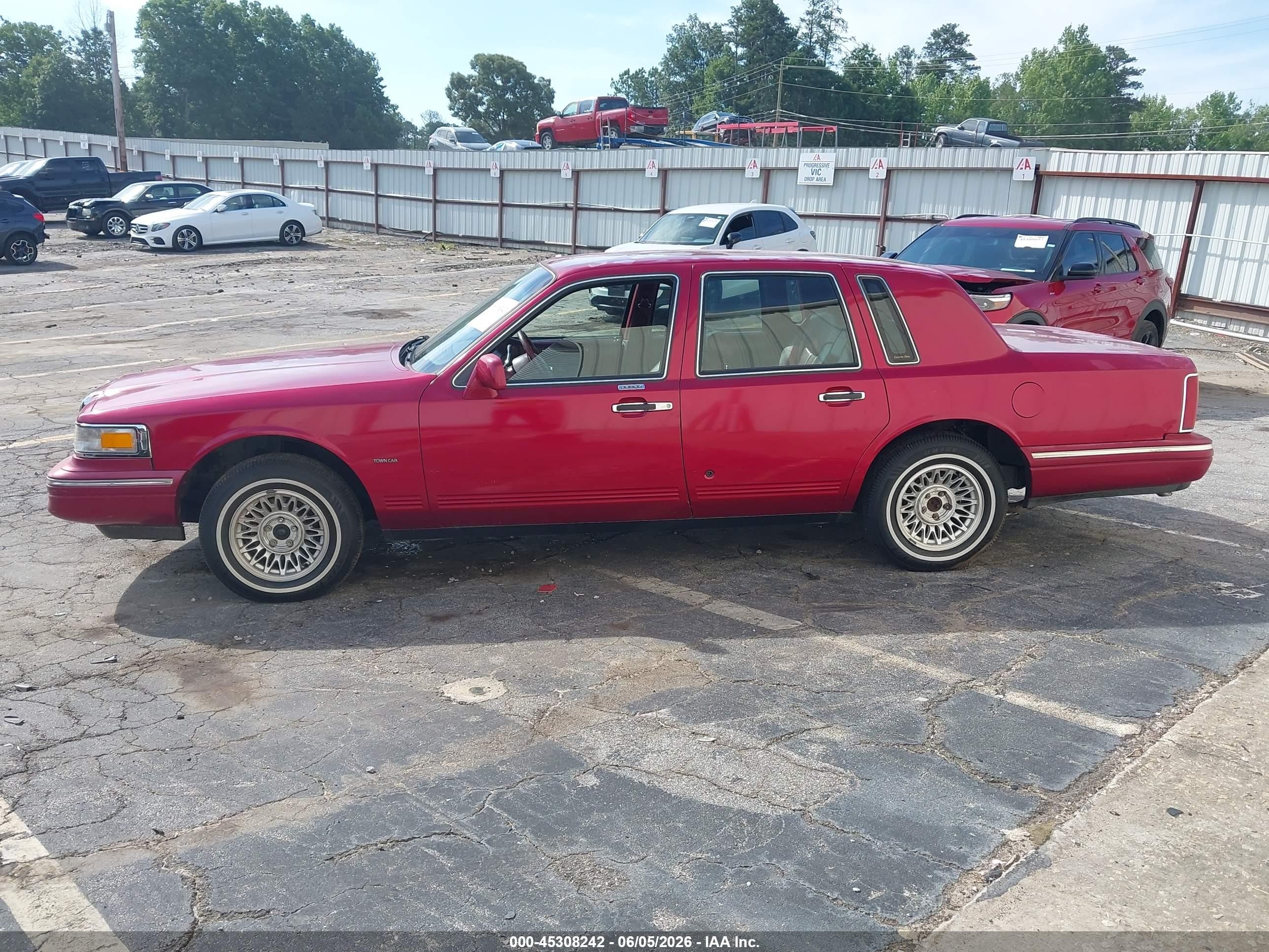 1995 Lincoln Town Car Executive Burgundy vin: 1LNLM81WXSY740402