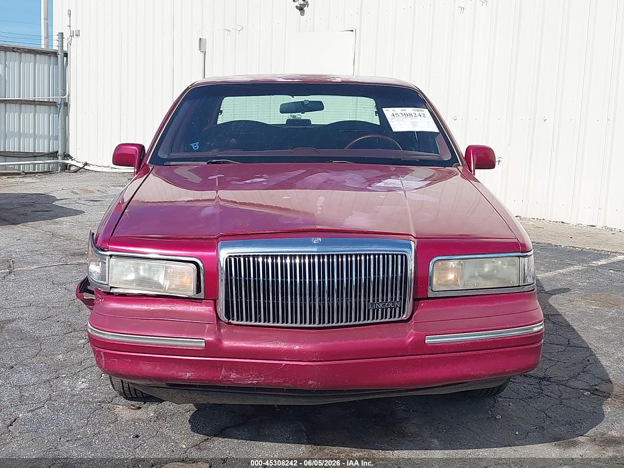 1995 Lincoln Town Car Executive Burgundy vin: 1LNLM81WXSY740402