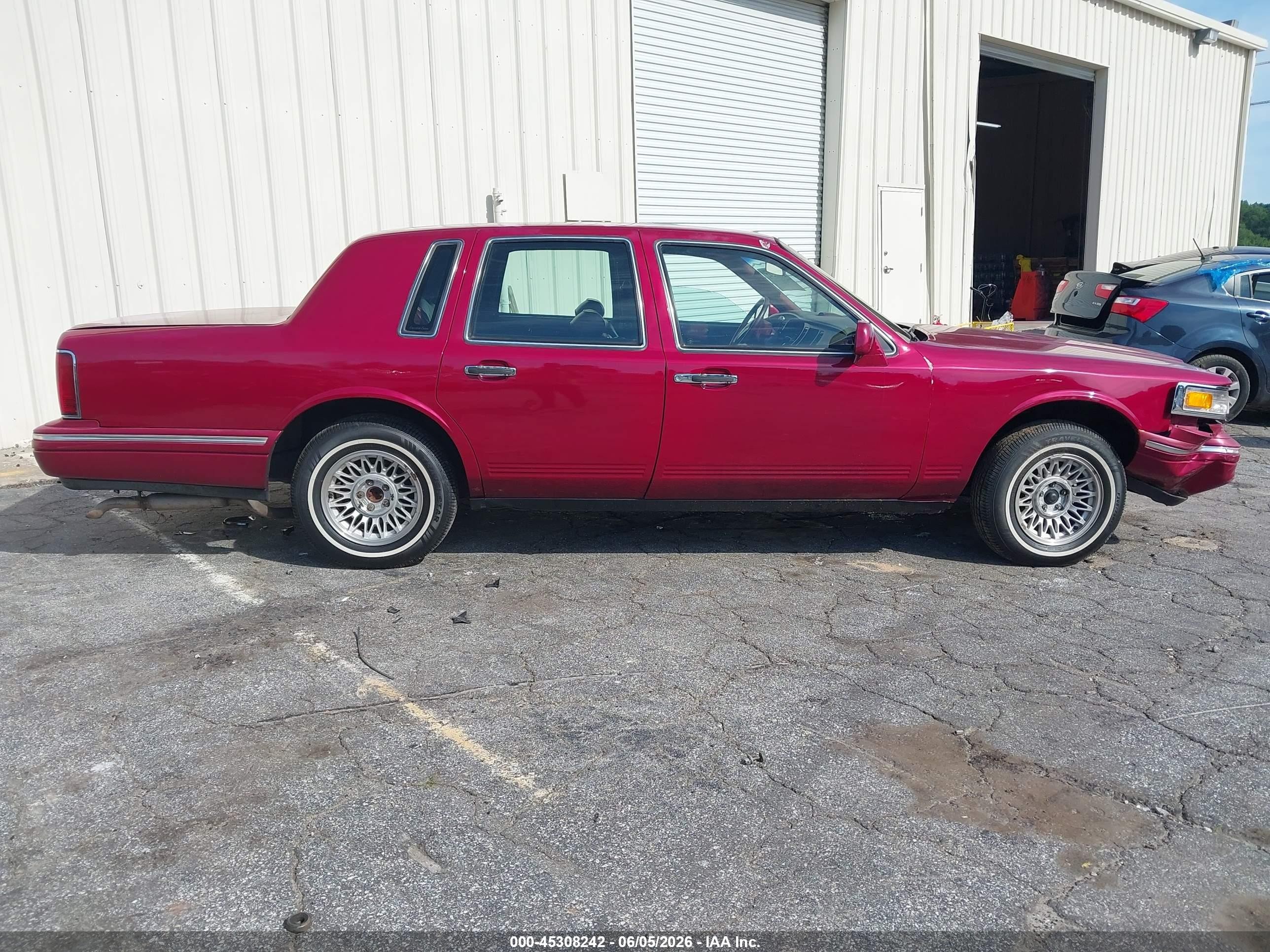 1995 Lincoln Town Car Executive Burgundy vin: 1LNLM81WXSY740402