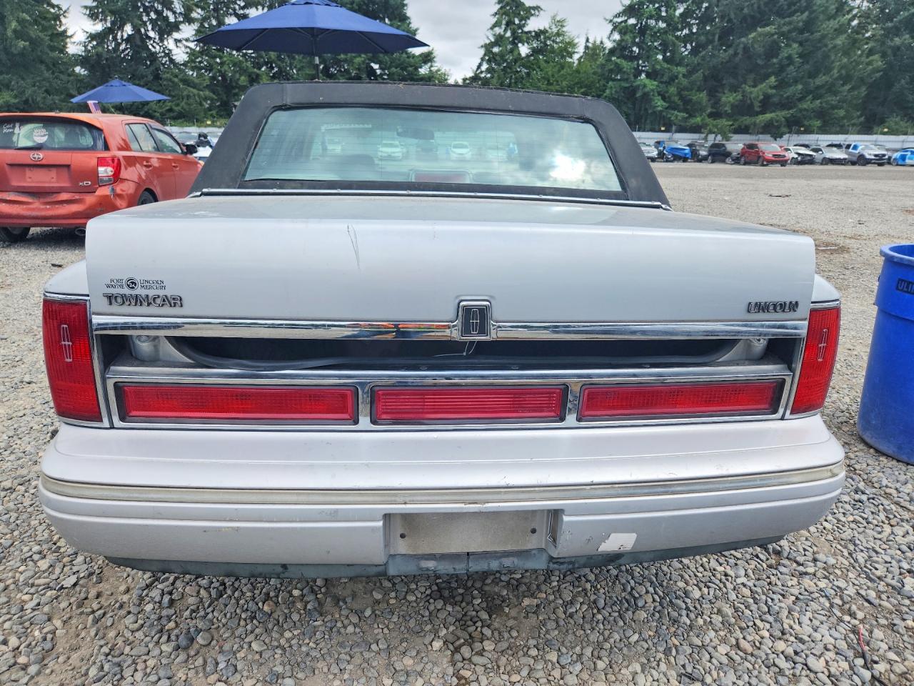 1996 Lincoln Town Car Executive Серебряный vin: 1LNLM81WXTY723066