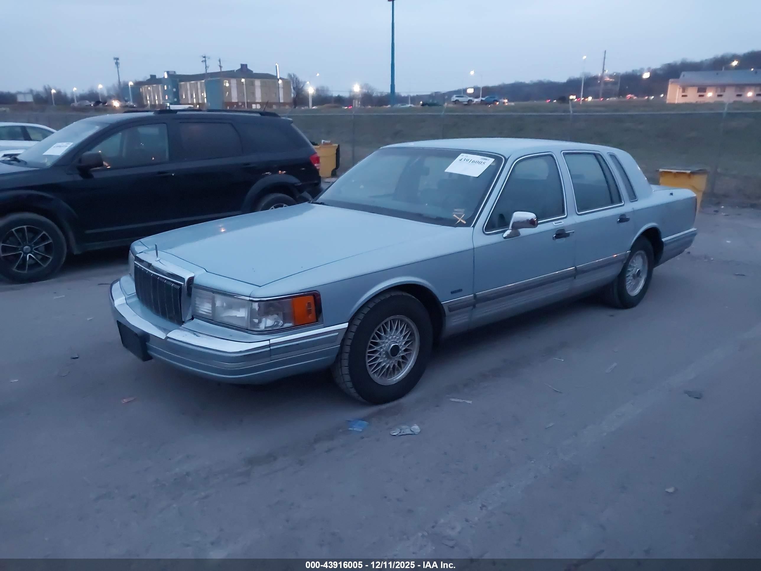 1990 Lincoln Town Car Signature Blue vin: 1LNLM82F0LY692327