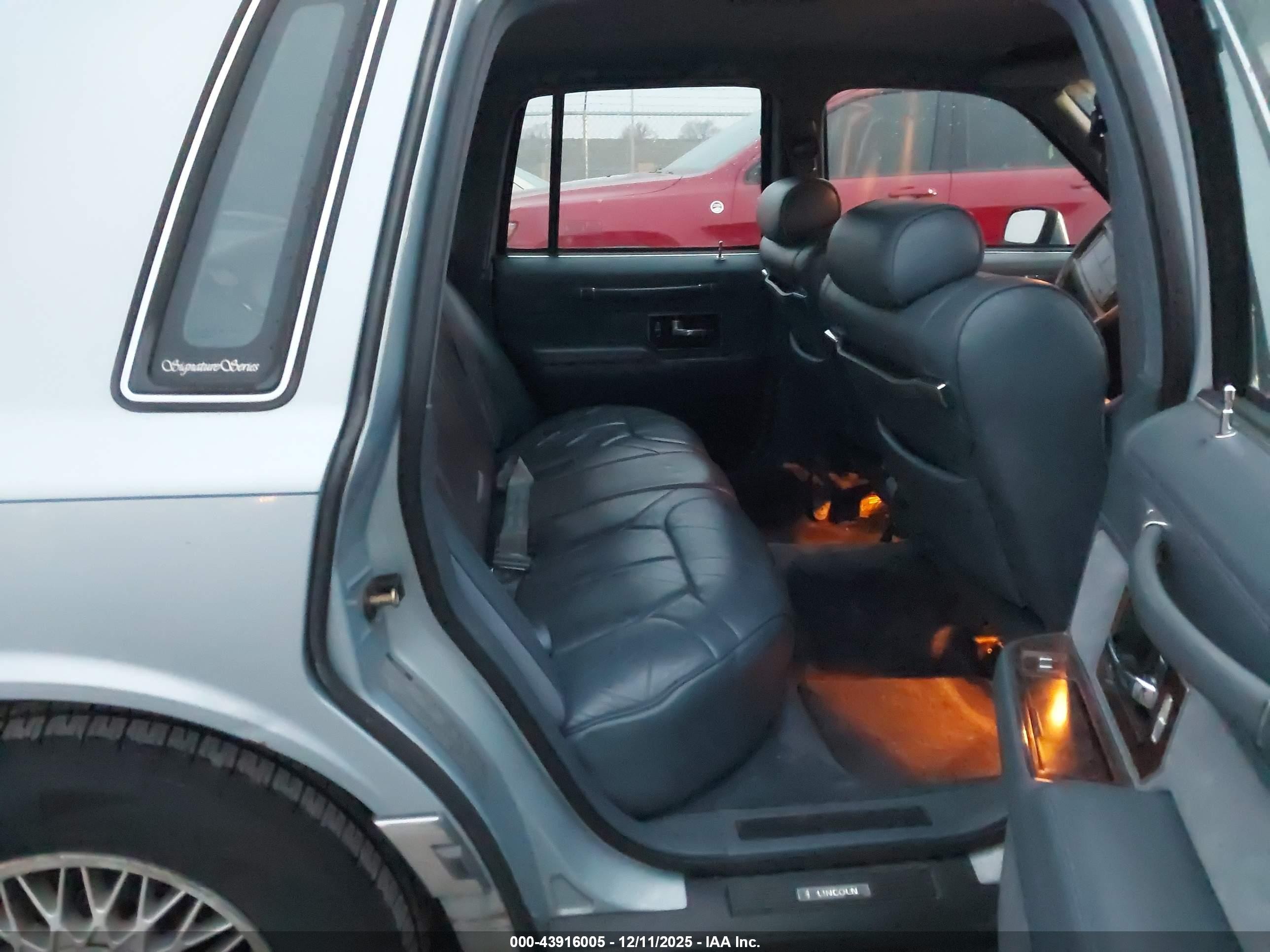 1990 Lincoln Town Car Signature Blue vin: 1LNLM82F0LY692327