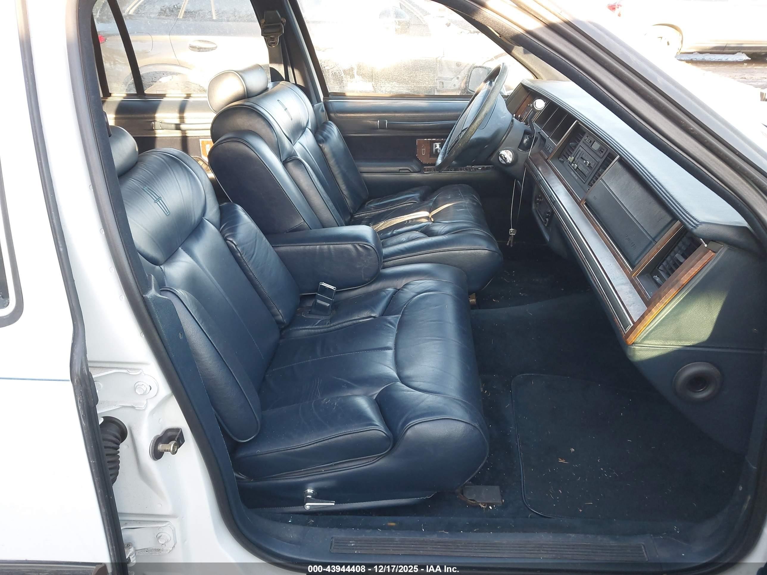 1990 Lincoln Town Car Signature White vin: 1LNLM82F5LY607417