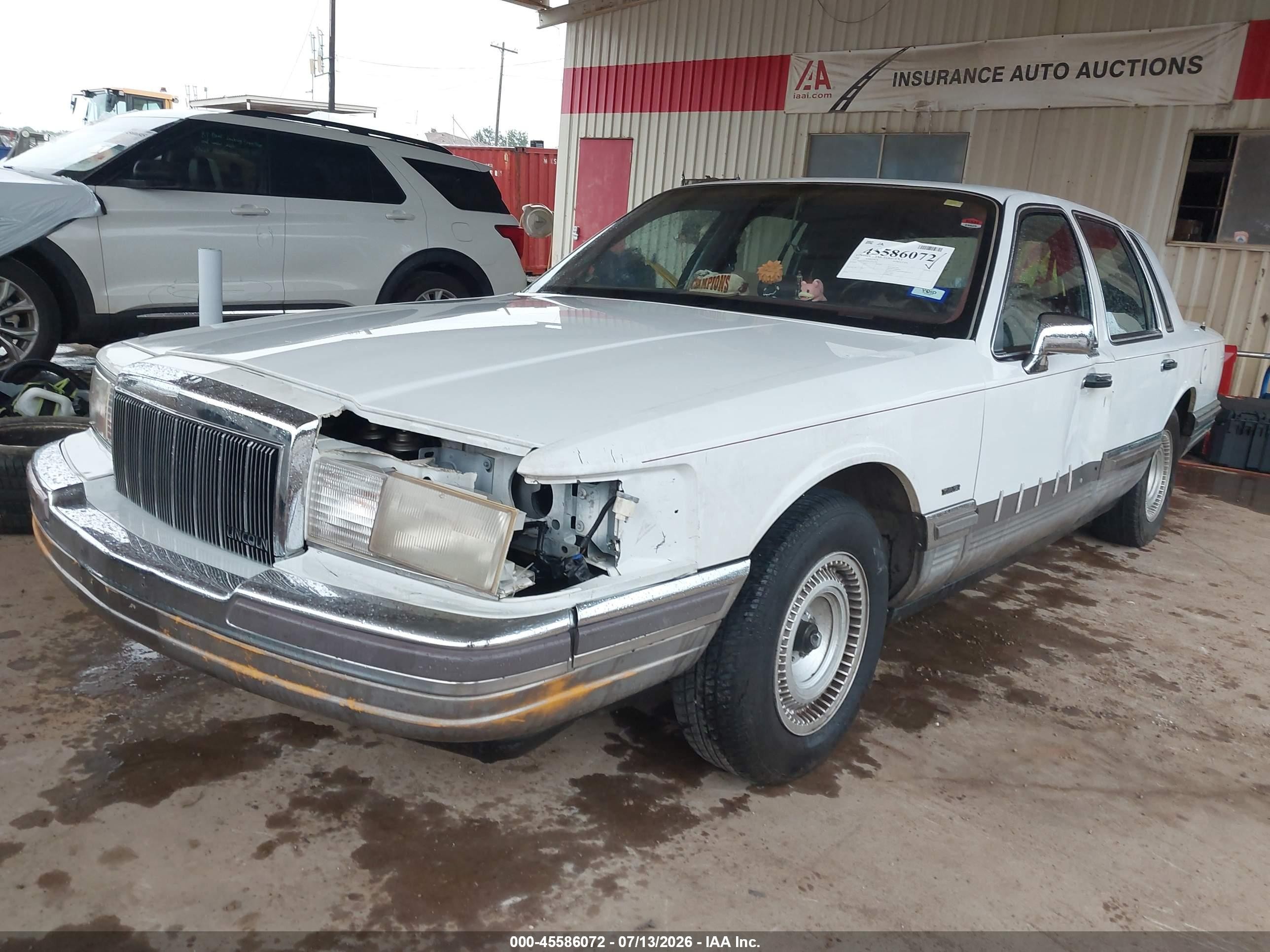1990 Lincoln Town Car Signature White vin: 1LNLM82FXLY631101