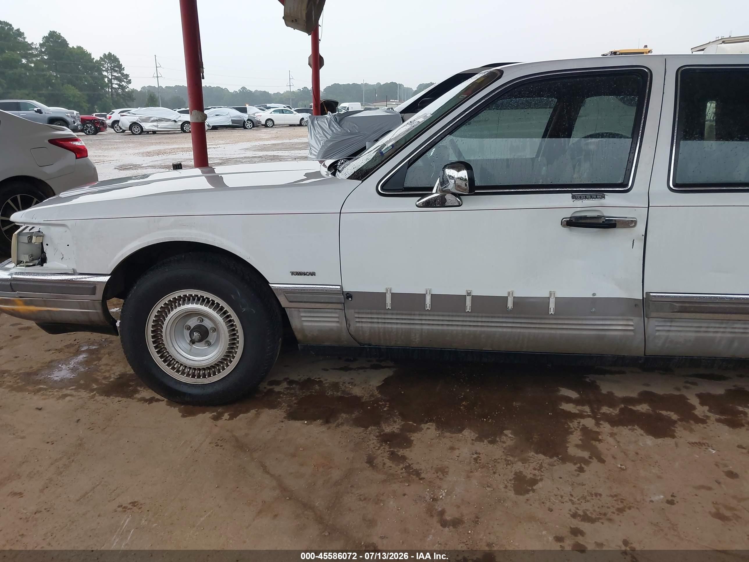 1990 Lincoln Town Car Signature White vin: 1LNLM82FXLY631101
