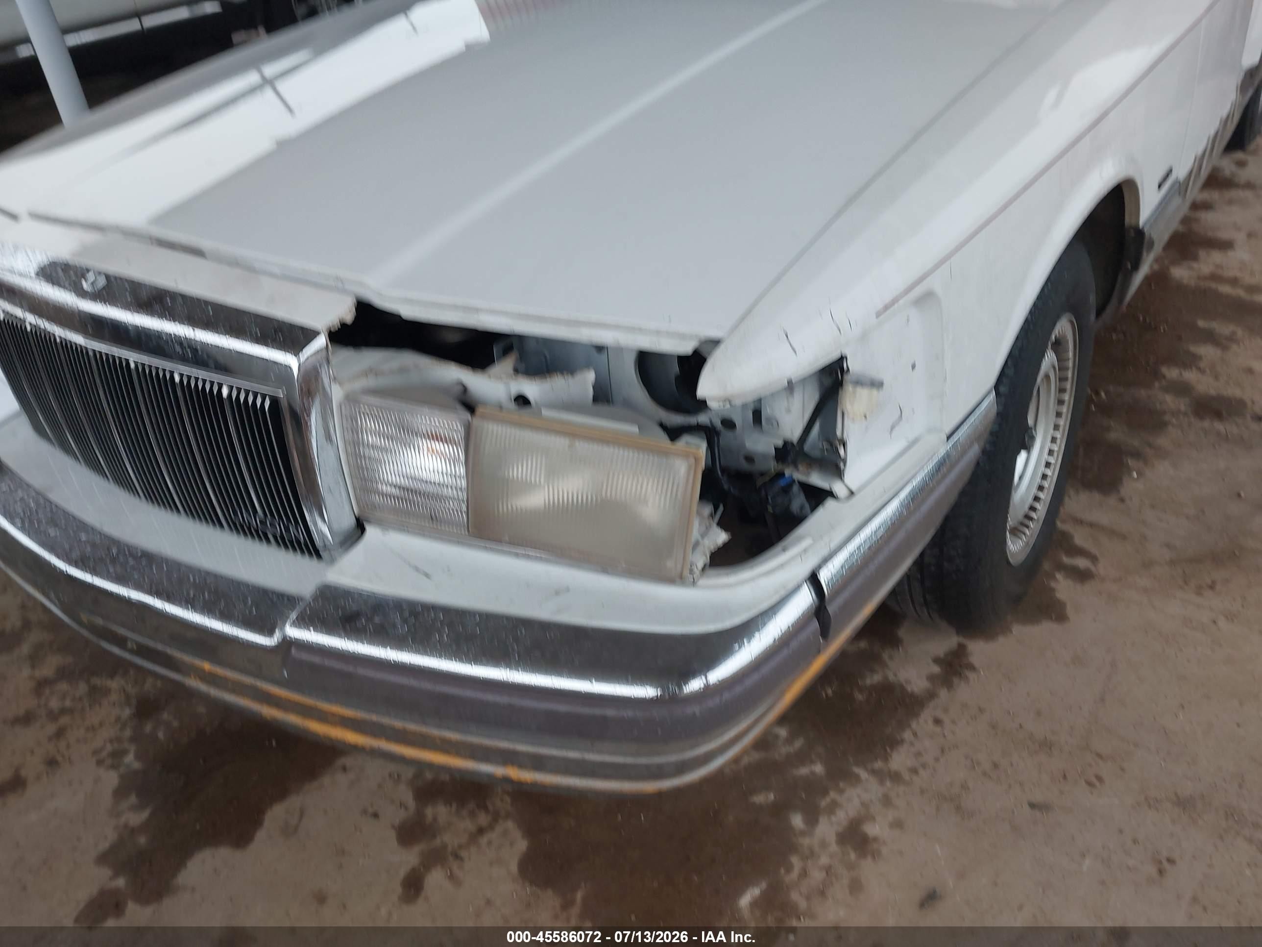 1990 Lincoln Town Car Signature White vin: 1LNLM82FXLY631101