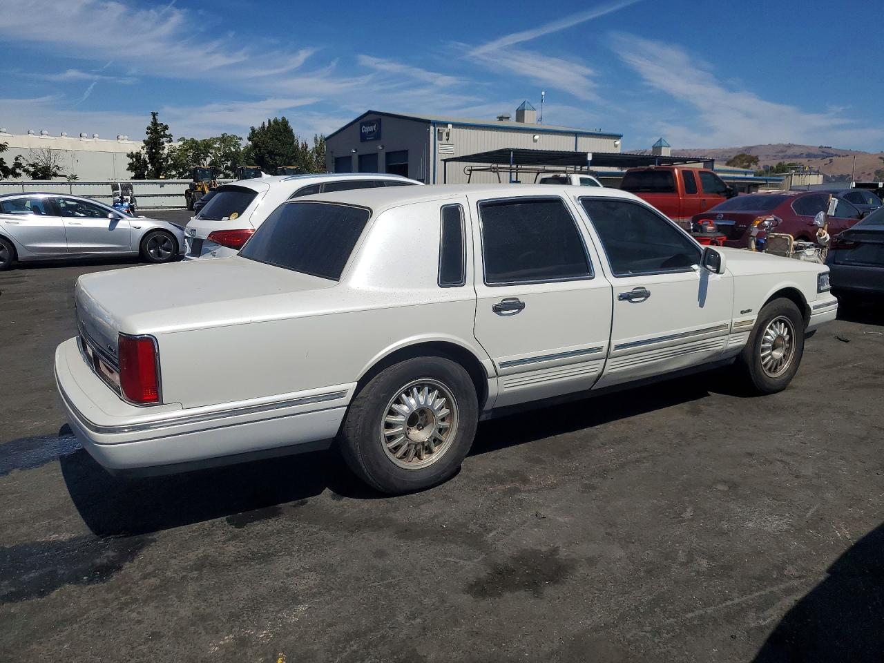 1997 Lincoln Town Car Signature Белый vin: 1LNLM82W0VY613905