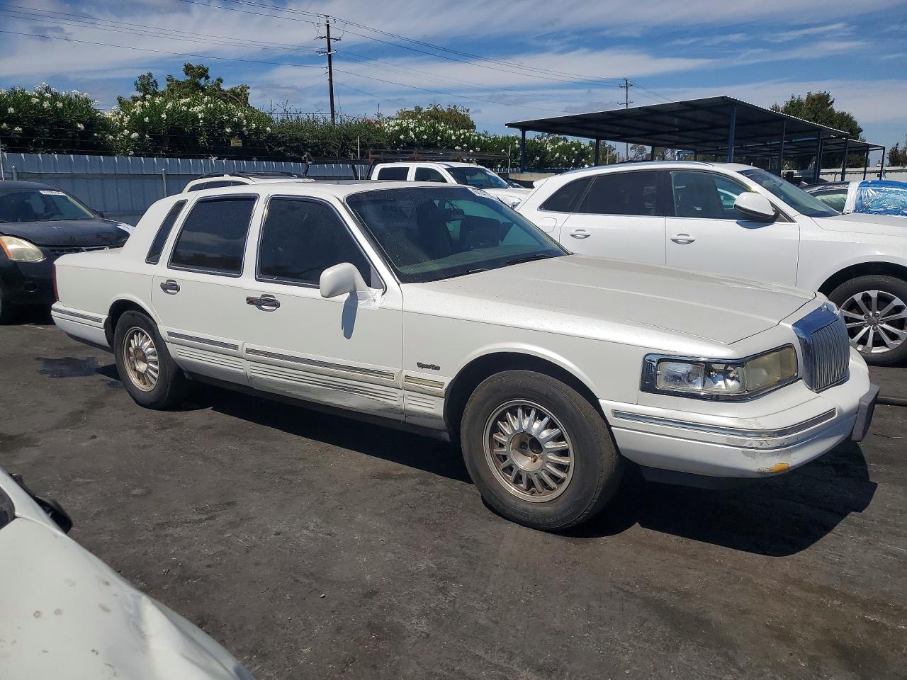 1997 Lincoln Town Car Signature Белый vin: 1LNLM82W0VY613905