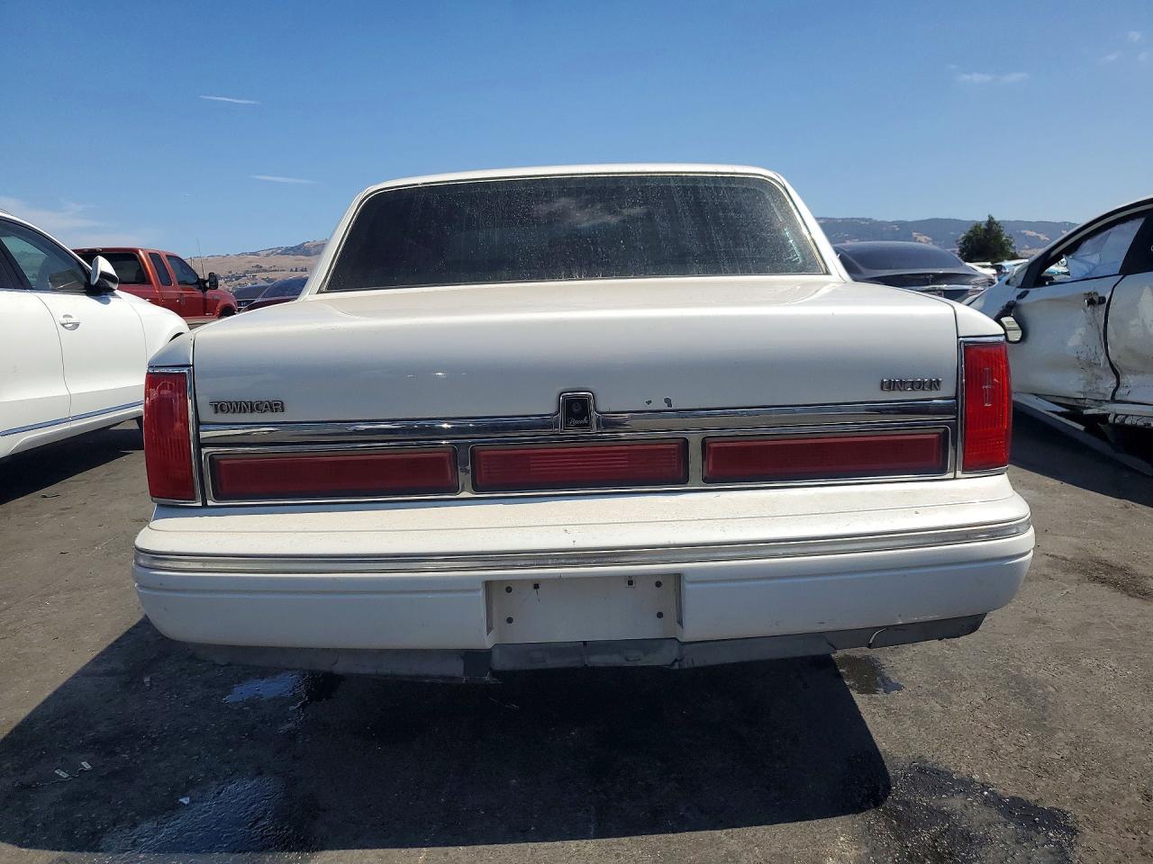 1997 Lincoln Town Car Signature Белый vin: 1LNLM82W0VY613905
