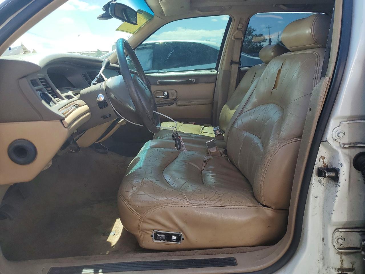 1997 Lincoln Town Car Signature Белый vin: 1LNLM82W0VY613905