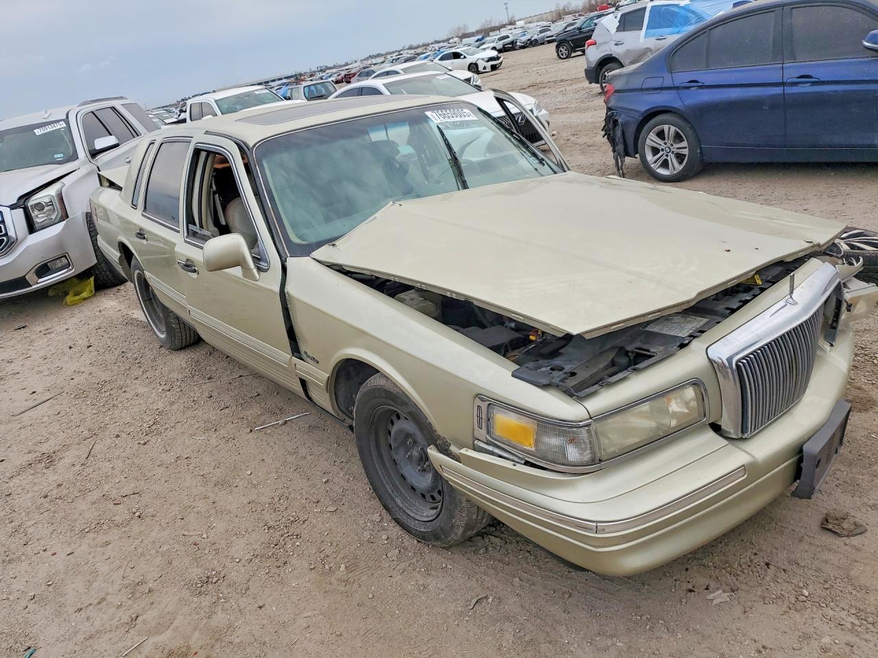 1997 Lincoln Town Car Signature Cream vin: 1LNLM82W0VY726334