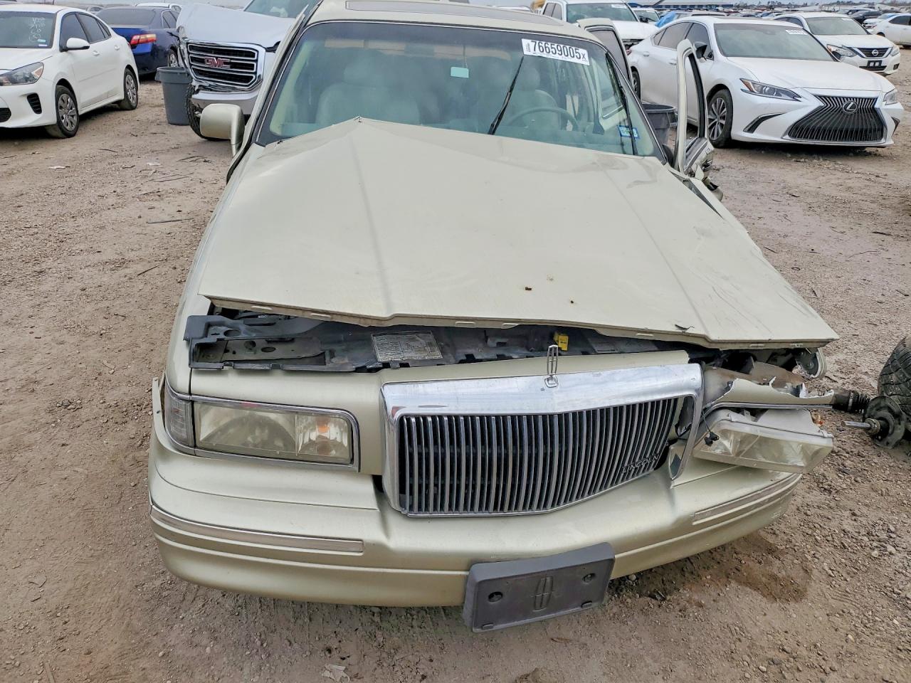 1997 Lincoln Town Car Signature Cream vin: 1LNLM82W0VY726334