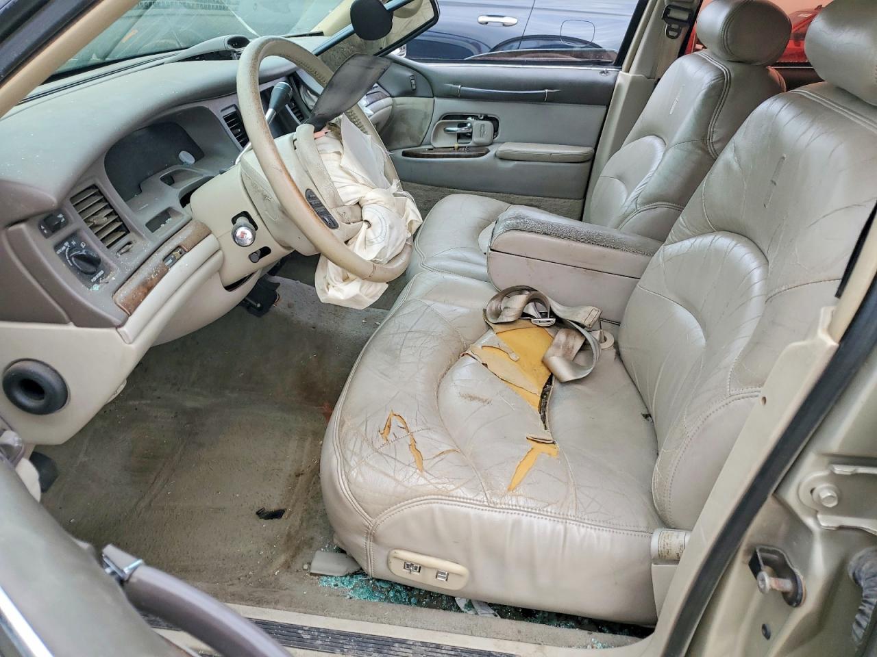 1997 Lincoln Town Car Signature Cream vin: 1LNLM82W0VY726334