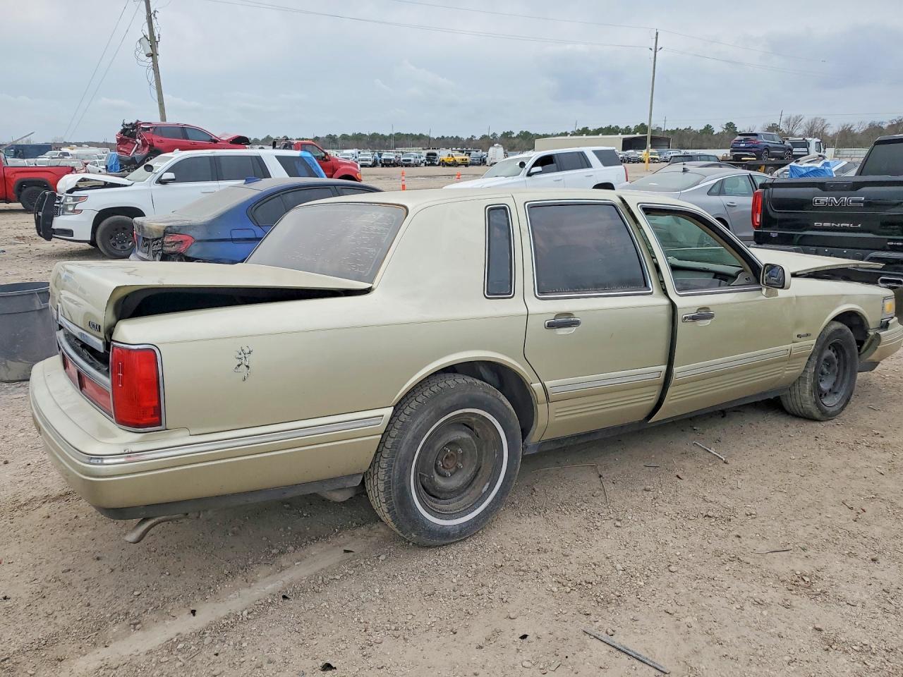 1997 Lincoln Town Car Signature Cream vin: 1LNLM82W0VY726334