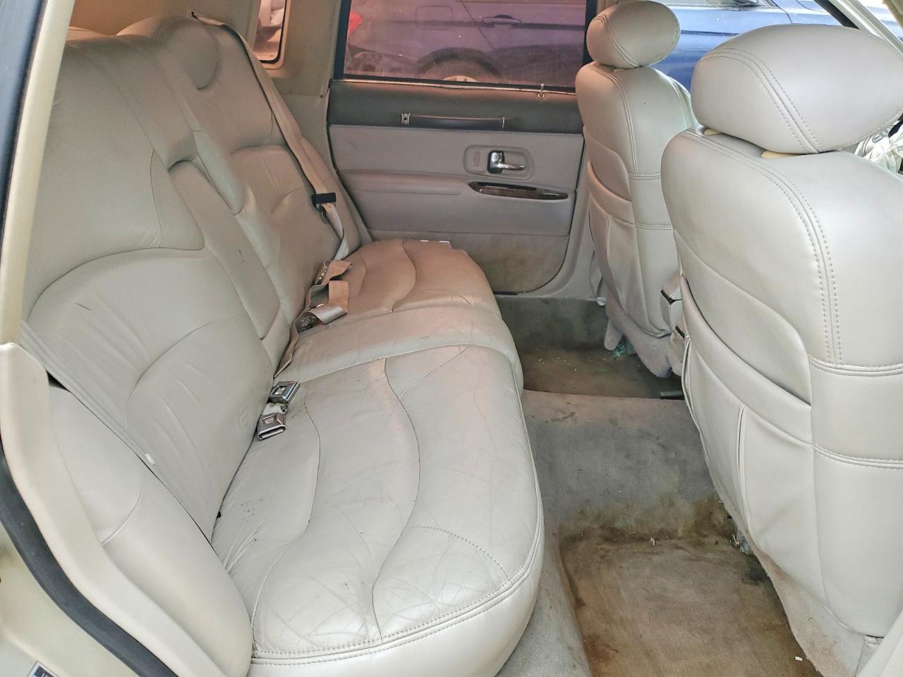 1997 Lincoln Town Car Signature Cream vin: 1LNLM82W0VY726334