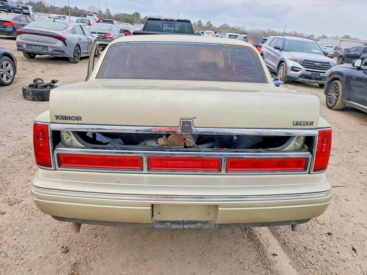 1997 Lincoln Town Car Signature Cream vin: 1LNLM82W0VY726334