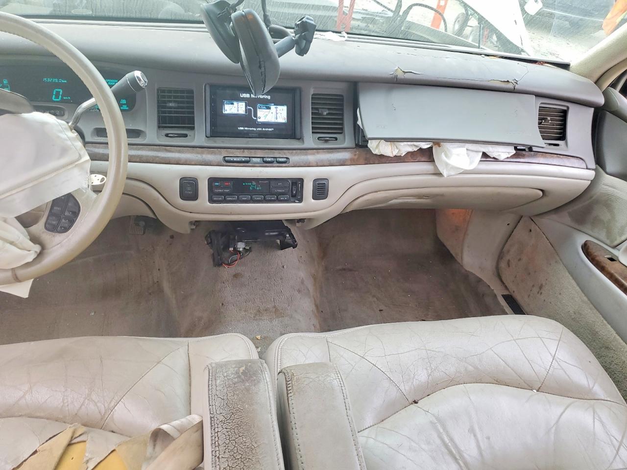 1997 Lincoln Town Car Signature Cream vin: 1LNLM82W0VY726334
