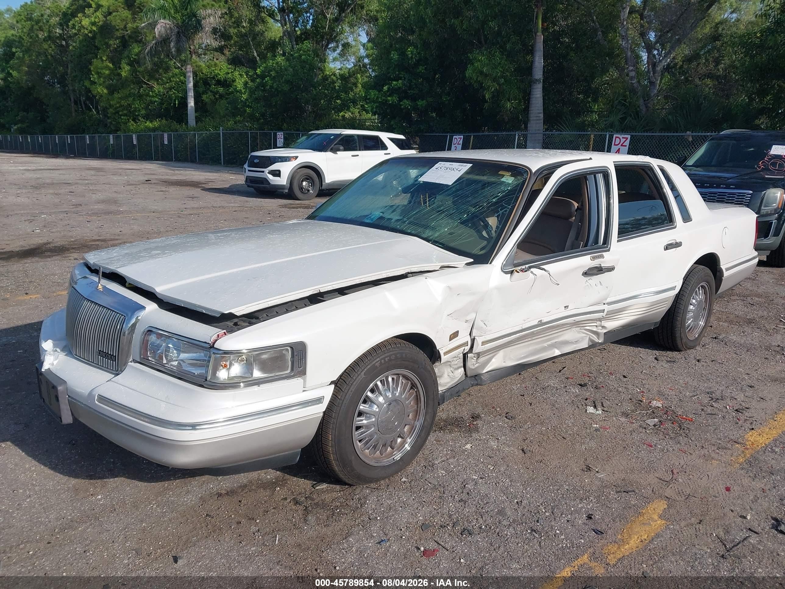 1997 Lincoln Town Car Signature White vin: 1LNLM82W0VY726351
