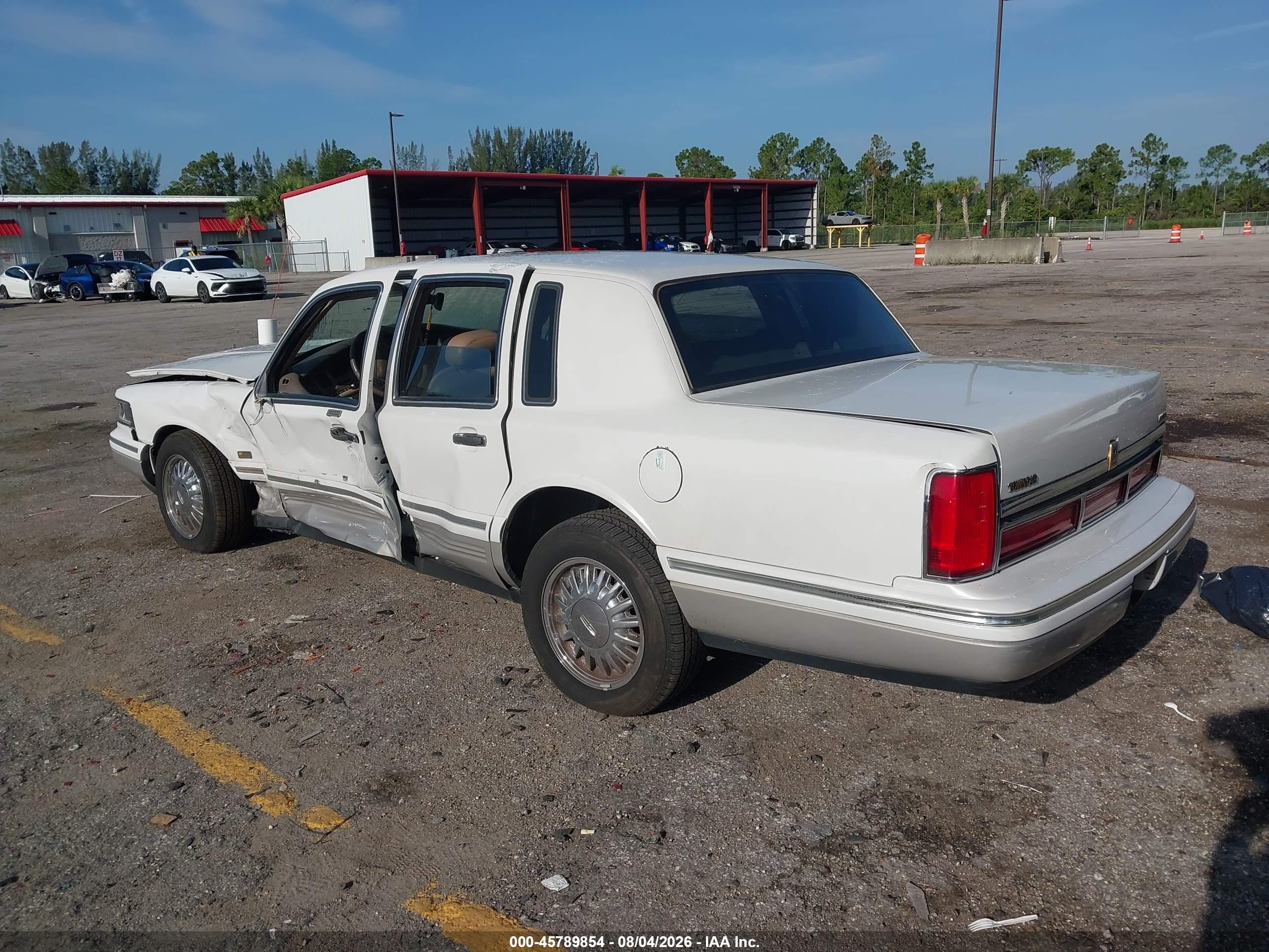 1997 Lincoln Town Car Signature White vin: 1LNLM82W0VY726351