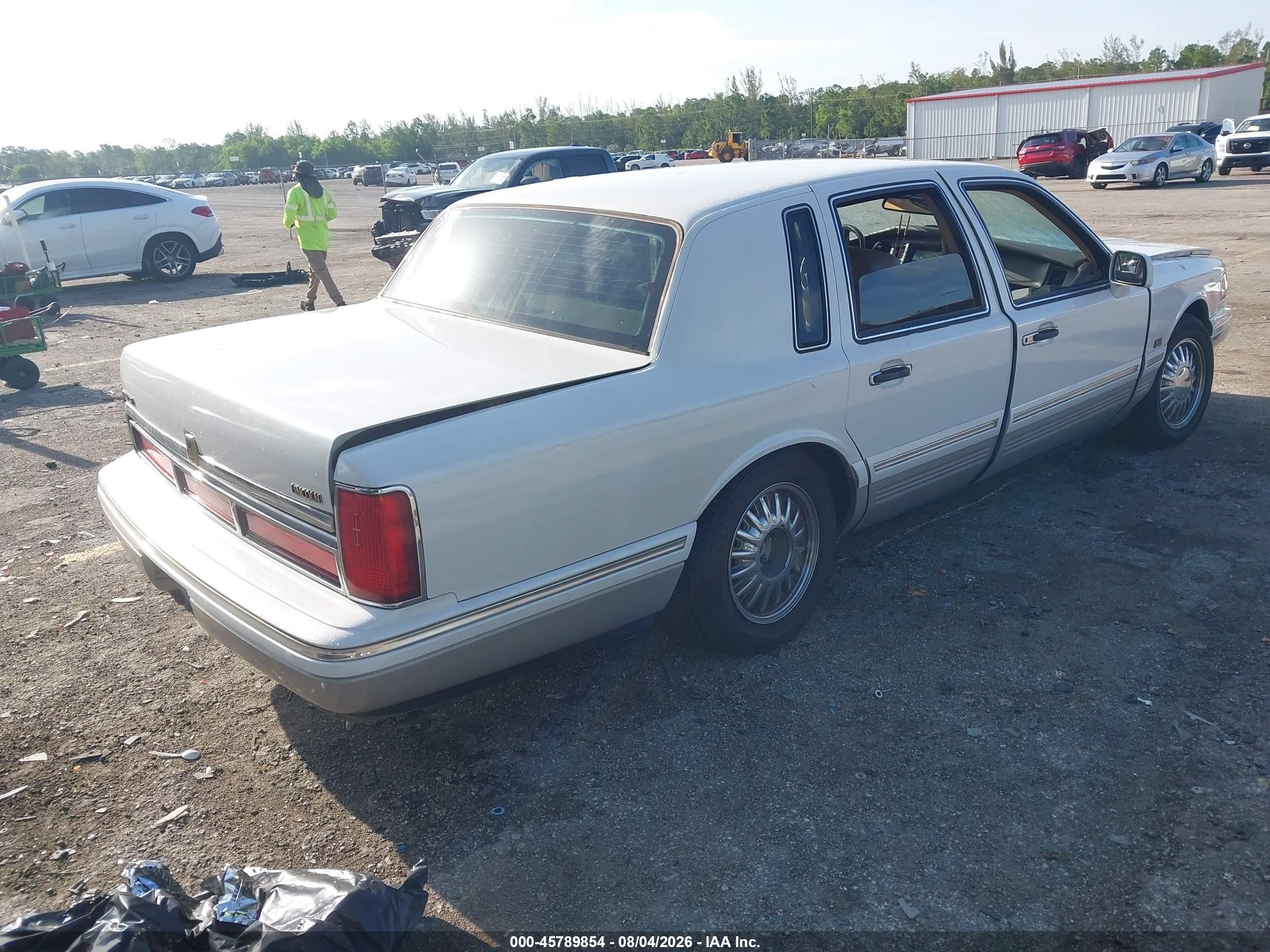 1997 Lincoln Town Car Signature White vin: 1LNLM82W0VY726351