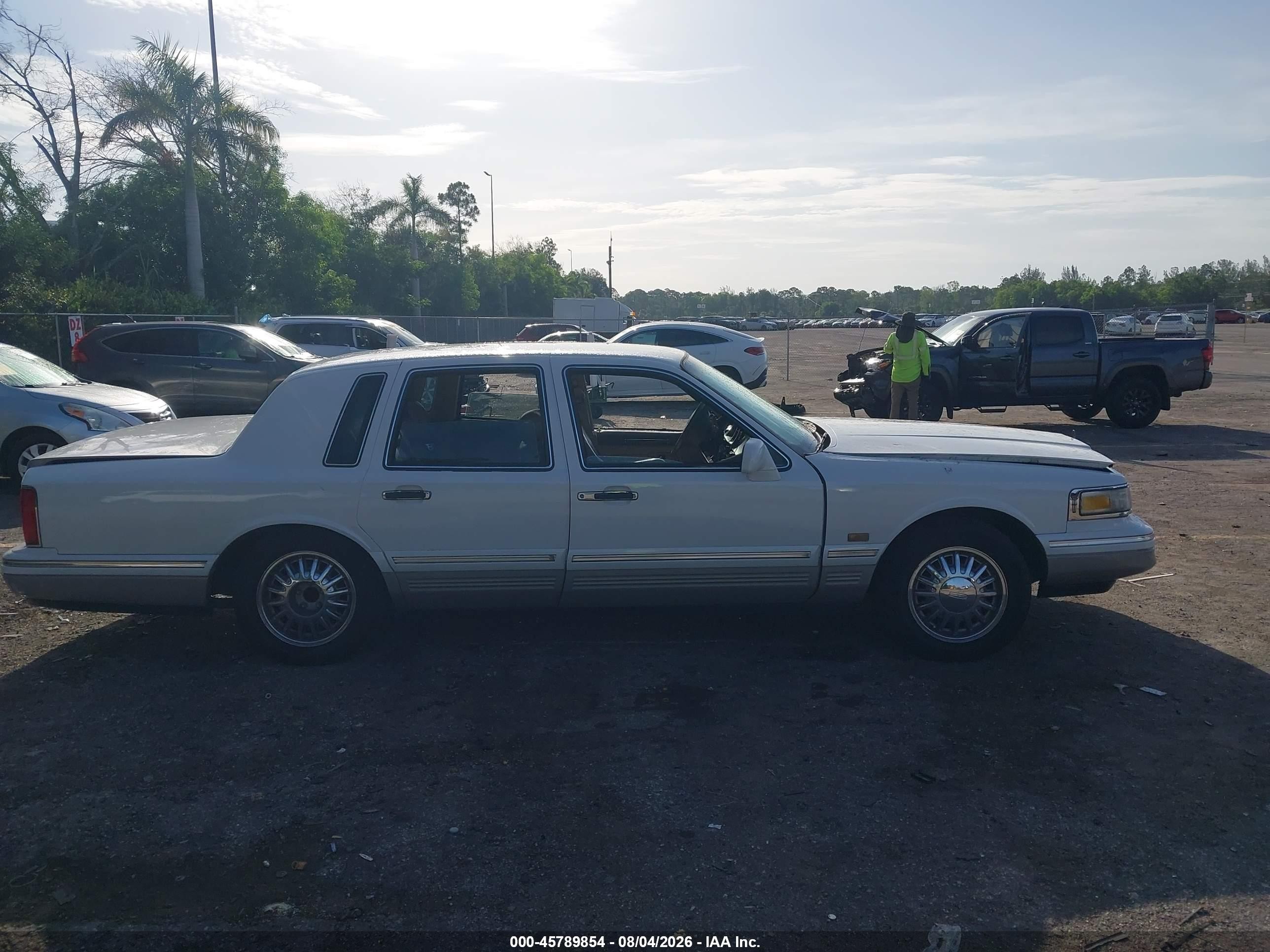1997 Lincoln Town Car Signature White vin: 1LNLM82W0VY726351