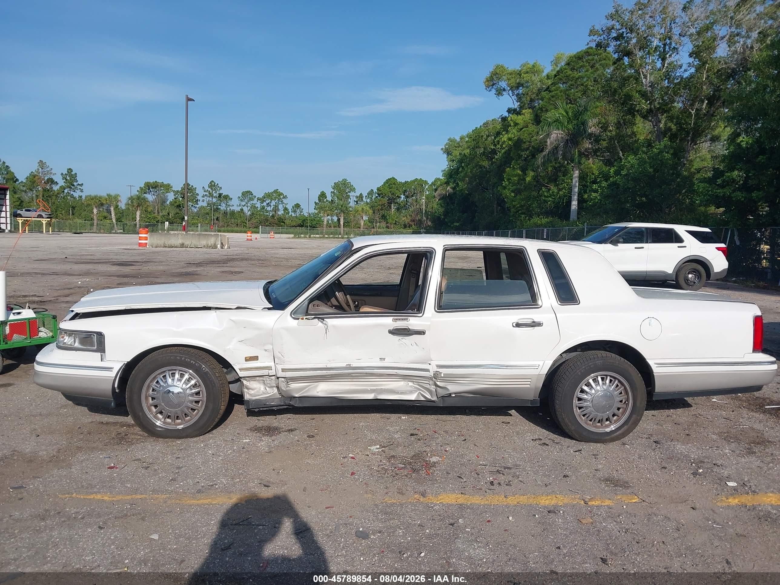 1997 Lincoln Town Car Signature White vin: 1LNLM82W0VY726351