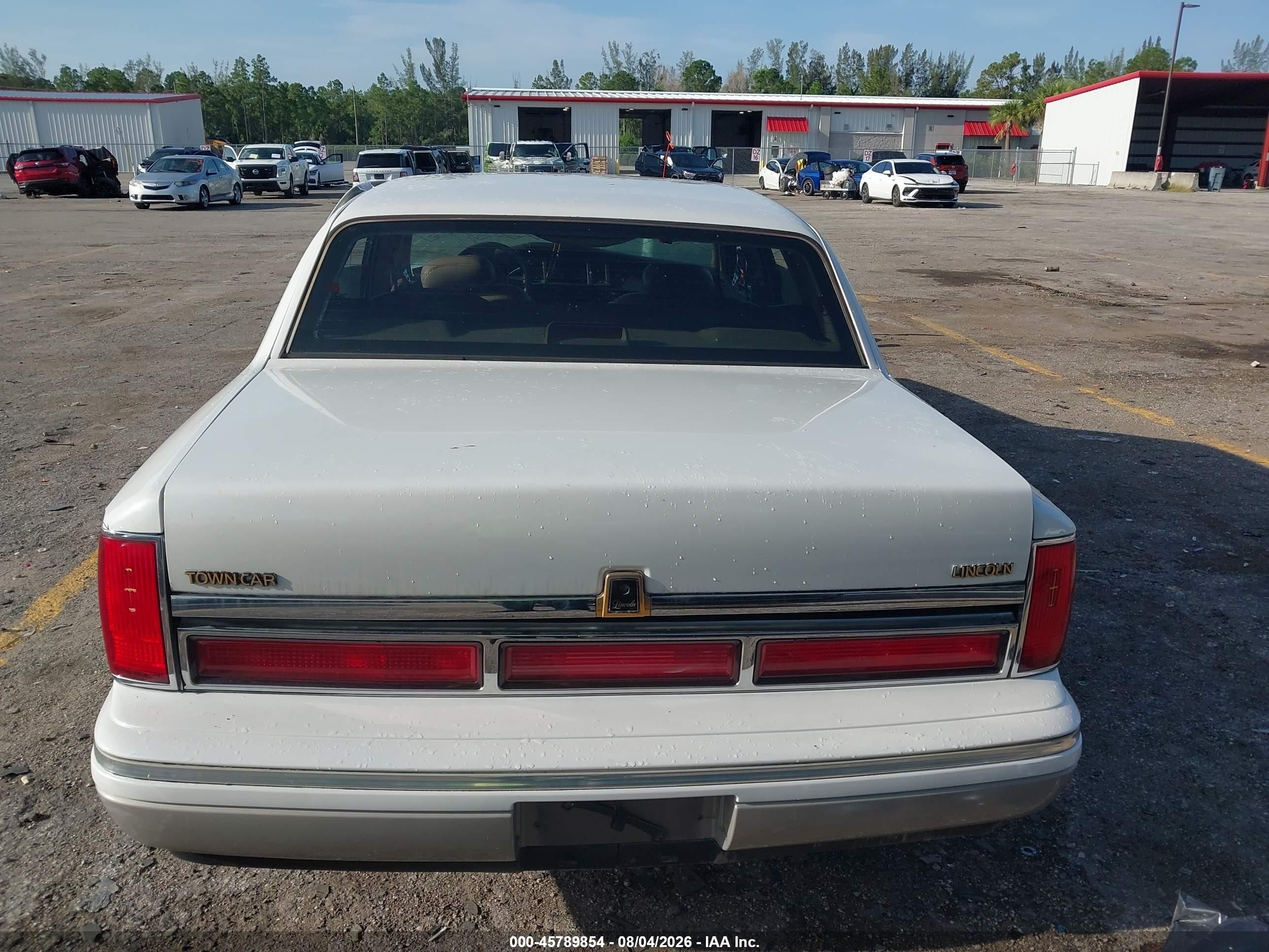 1997 Lincoln Town Car Signature White vin: 1LNLM82W0VY726351