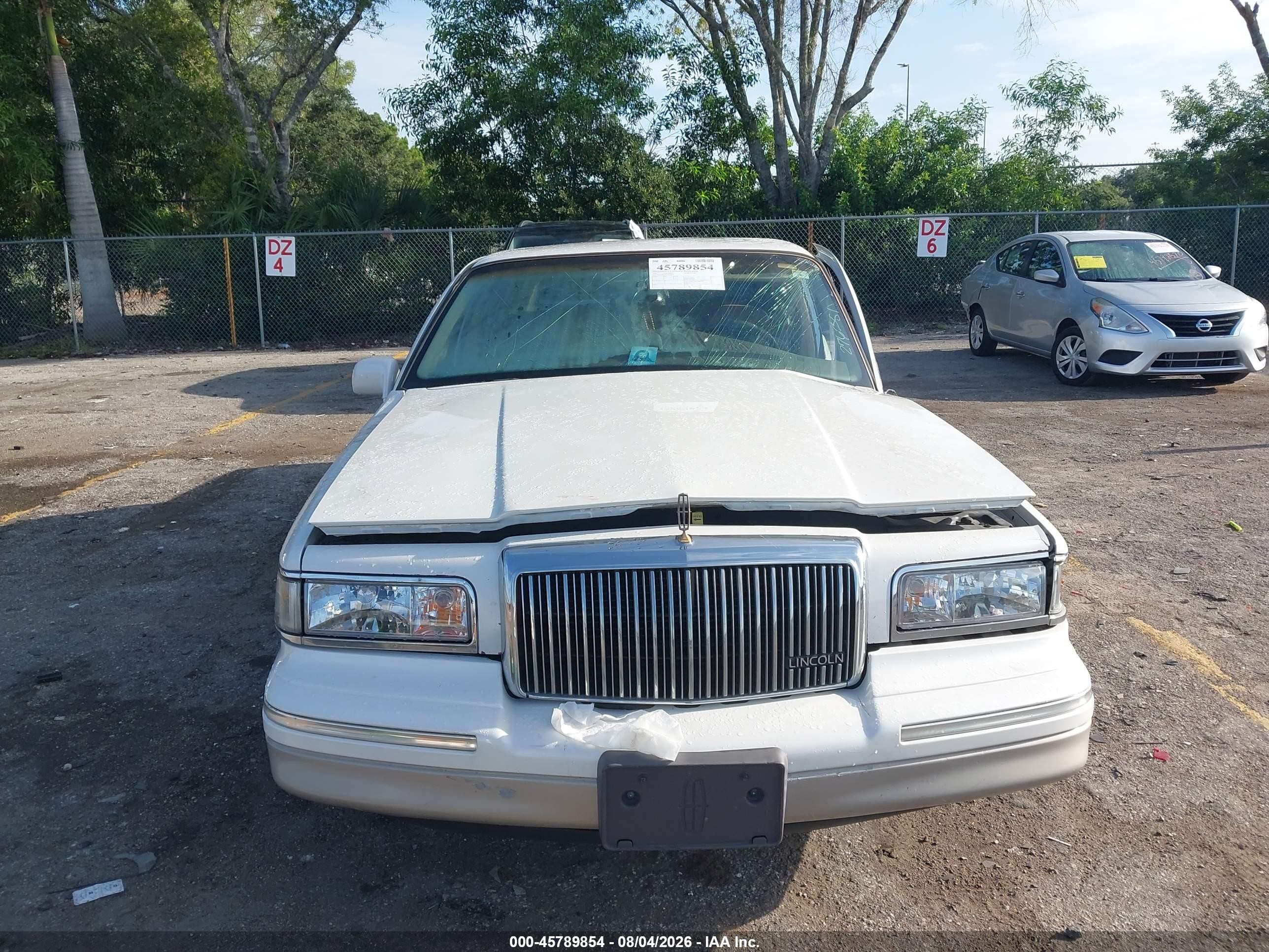 1997 Lincoln Town Car Signature White vin: 1LNLM82W0VY726351