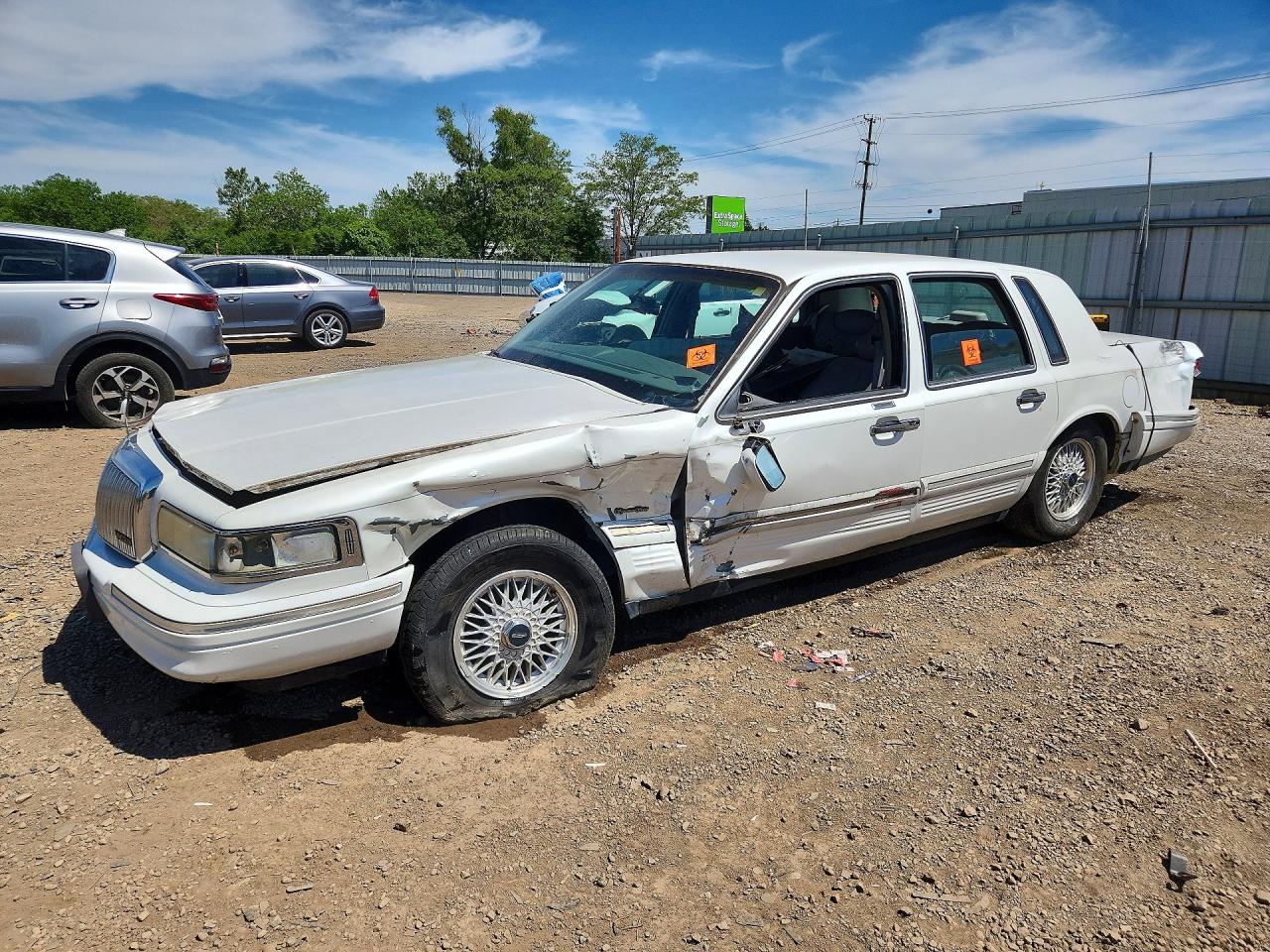 1997 Lincoln Town Car Signature/touring White vin: 1LNLM82W1VY633645