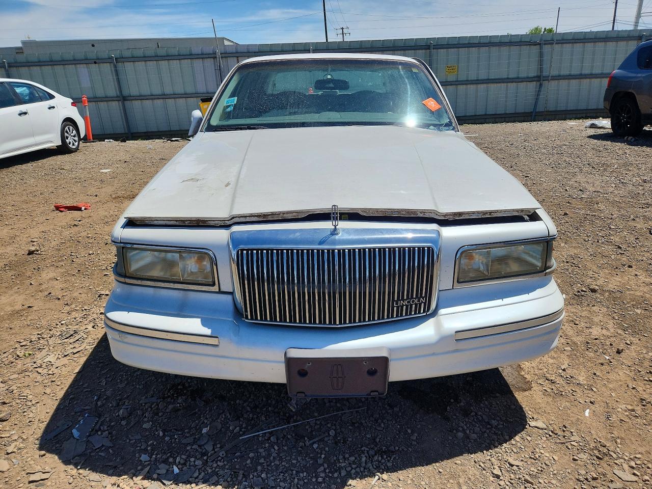 1997 Lincoln Town Car Signature/touring White vin: 1LNLM82W1VY633645