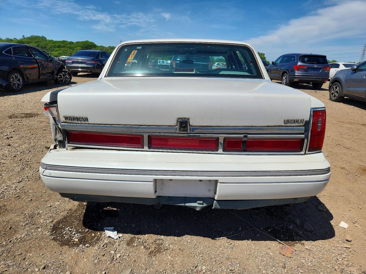 1997 Lincoln Town Car Signature/touring White vin: 1LNLM82W1VY633645