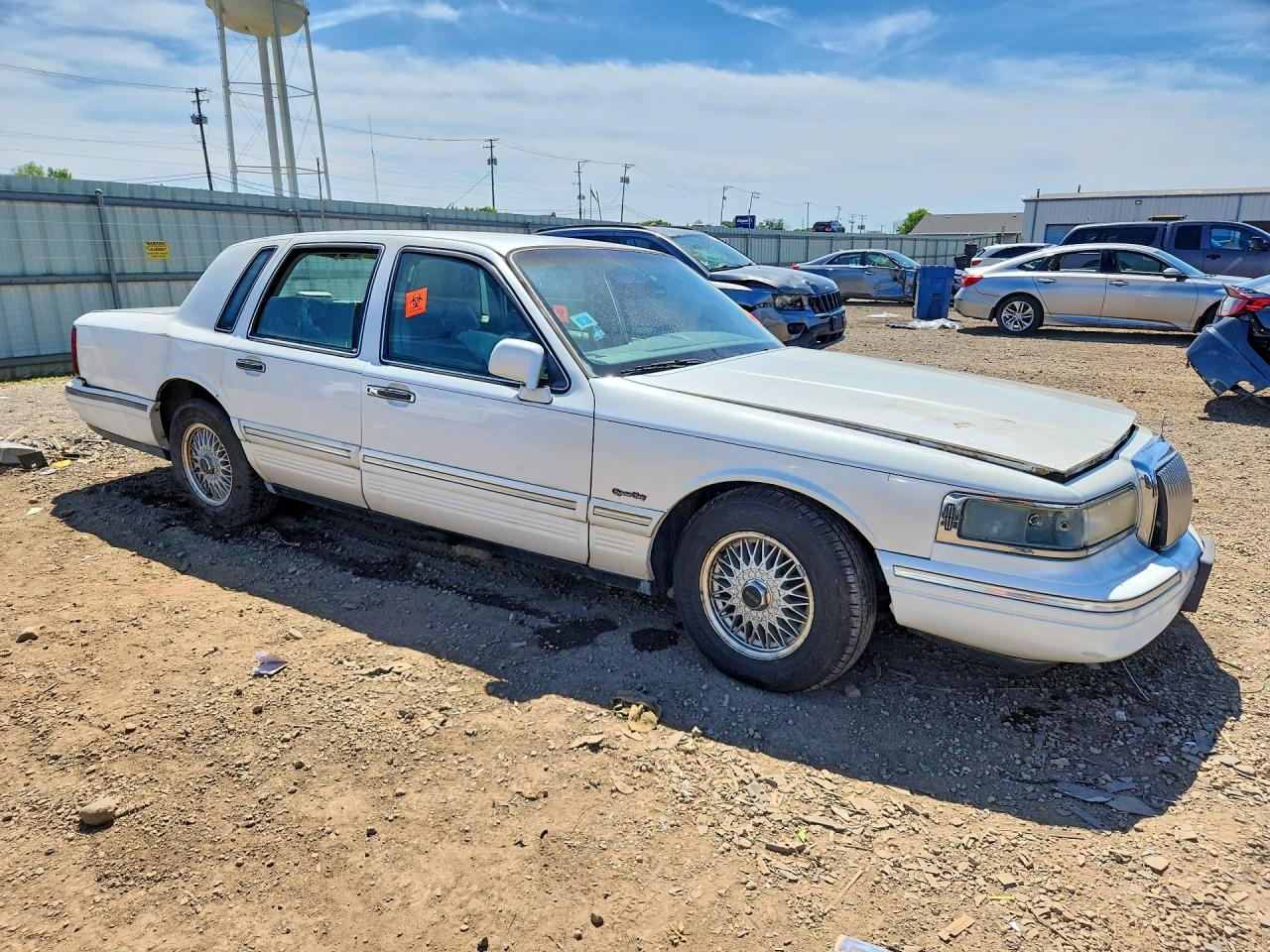 1997 Lincoln Town Car Signature/touring White vin: 1LNLM82W1VY633645